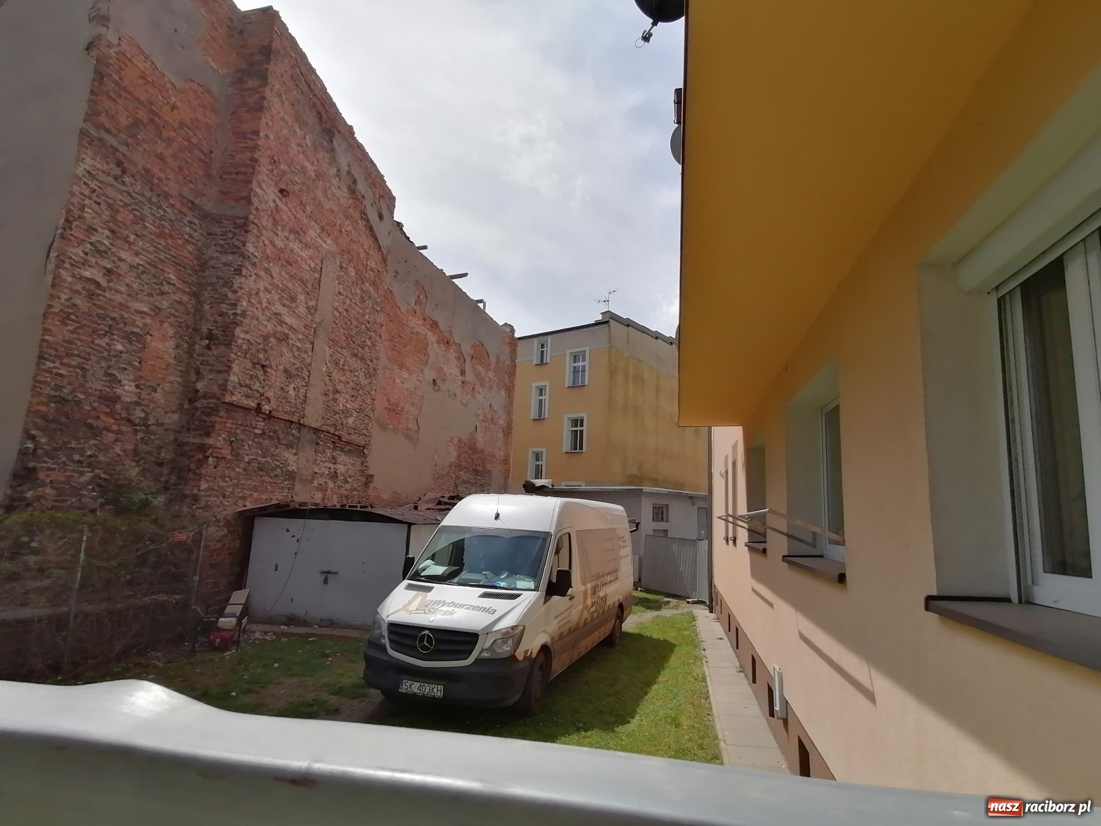 Zdjęcie w galerii na portalu naszraciborz.pl: Wyburzają starą kamienicę przy Drzymały. Zobaczcie, co powstanie w jej miejscu [FOTO i WIDEO] wiadomości z regionu