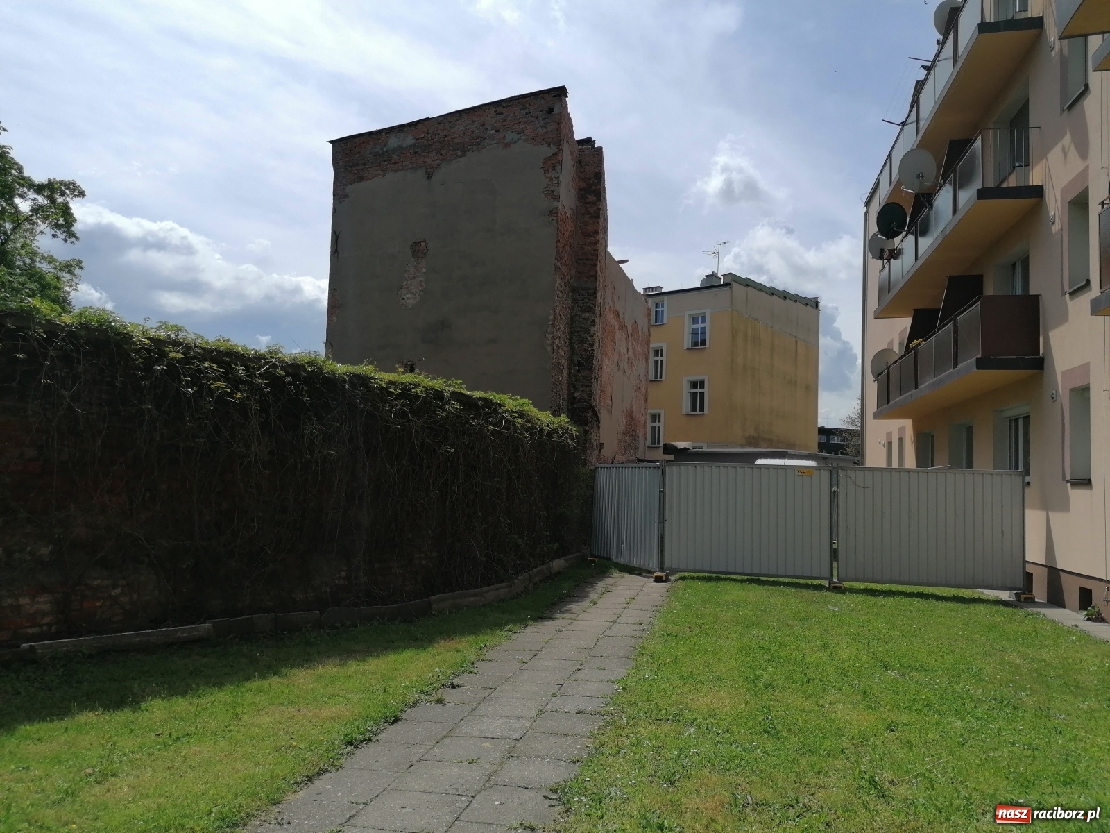 Zdjęcie w galerii na portalu naszraciborz.pl: Wyburzają starą kamienicę przy Drzymały. Zobaczcie, co powstanie w jej miejscu [FOTO i WIDEO] wiadomości z regionu