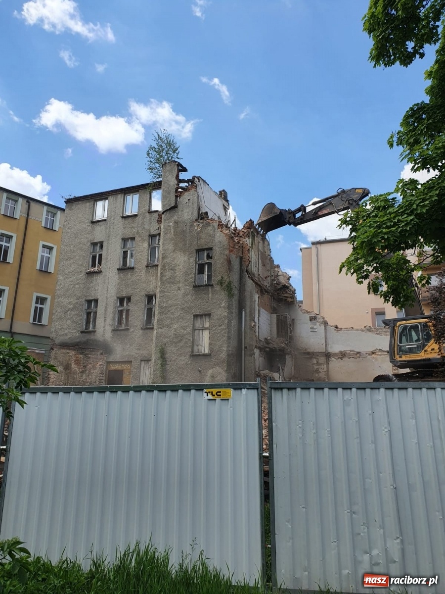 Zdjęcie w galerii na portalu naszraciborz.pl: Wyburzają starą kamienicę przy Drzymały. Zobaczcie, co powstanie w jej miejscu [FOTO i WIDEO] wiadomości z regionu