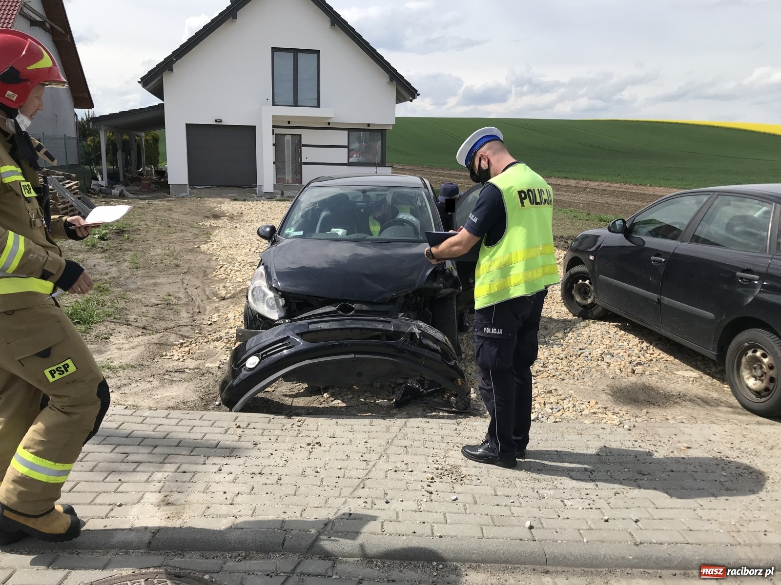Zdjęcie w galerii na portalu naszraciborz.pl: Kobieta trafiła do szpitala po zderzeniu na Starowiejskiej wiadomości z regionu