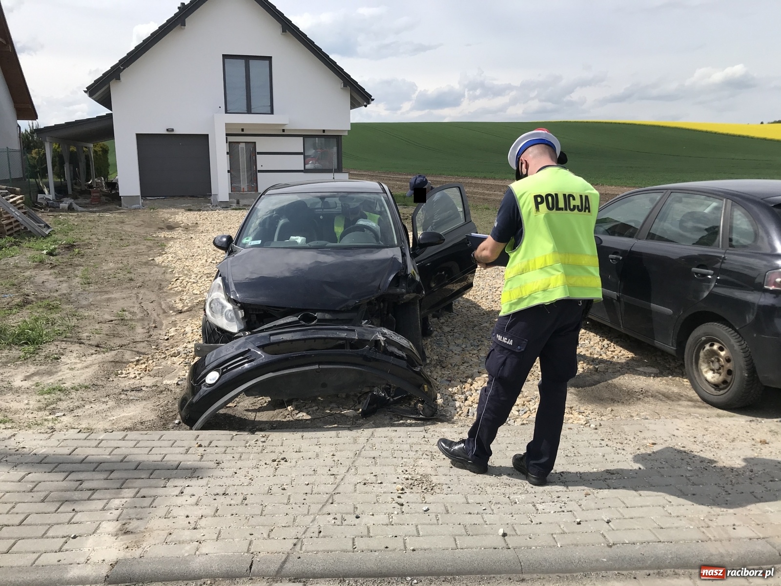 Zdjęcie w galerii na portalu naszraciborz.pl: Kobieta trafiła do szpitala po zderzeniu na Starowiejskiej wiadomości z regionu