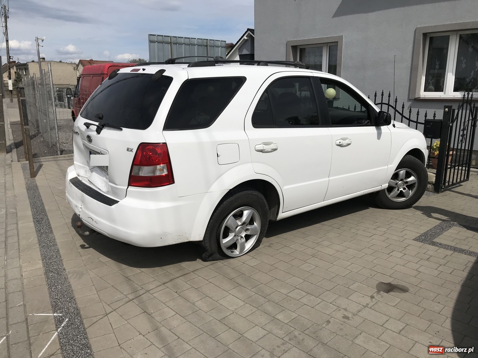 Zdjęcie w galerii na portalu naszraciborz.pl: Kobieta trafiła do szpitala po zderzeniu na Starowiejskiej wiadomości z regionu