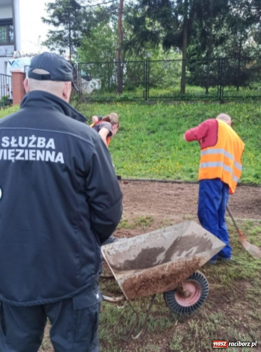 Zdjęcie w galerii na portalu naszraciborz.pl: Więźniowie z ZK Racibórz skierowani do usuwania skutków podtopień wiadomości z regionu
