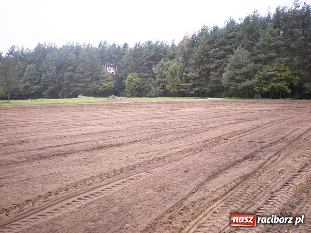 Zdjęcie w galerii na portalu naszraciborz.pl: Boisko w Rudzie w końcu równe? wiadomości z regionu