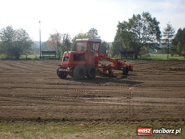 Zdjęcie w galerii na portalu naszraciborz.pl: Boisko w Rudzie w końcu równe? wiadomości z regionu