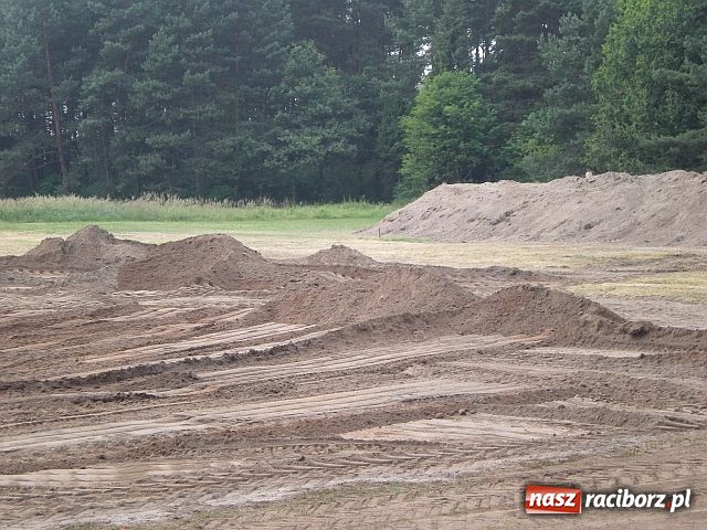 Zdjęcie w galerii na portalu naszraciborz.pl: Boisko w Rudzie w końcu równe? wiadomości z regionu