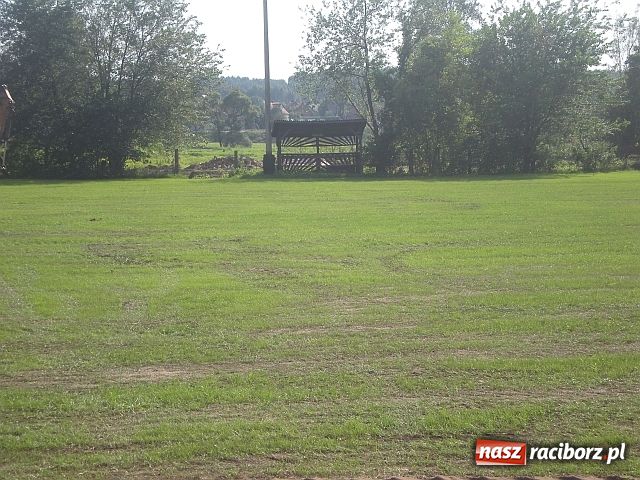 Zdjęcie w galerii na portalu naszraciborz.pl: Boisko w Rudzie w końcu równe? wiadomości z regionu