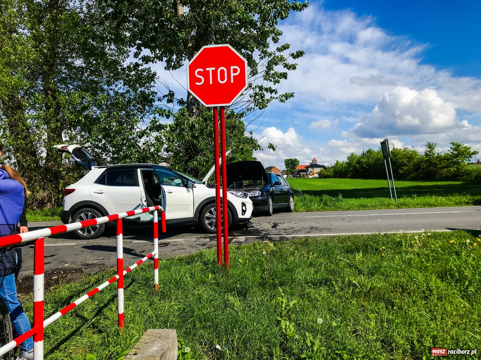 Zdjęcie w galerii na portalu naszraciborz.pl: Zderzenie osobówek zablokowało ruch na DW 919 w Babicach wiadomości z regionu