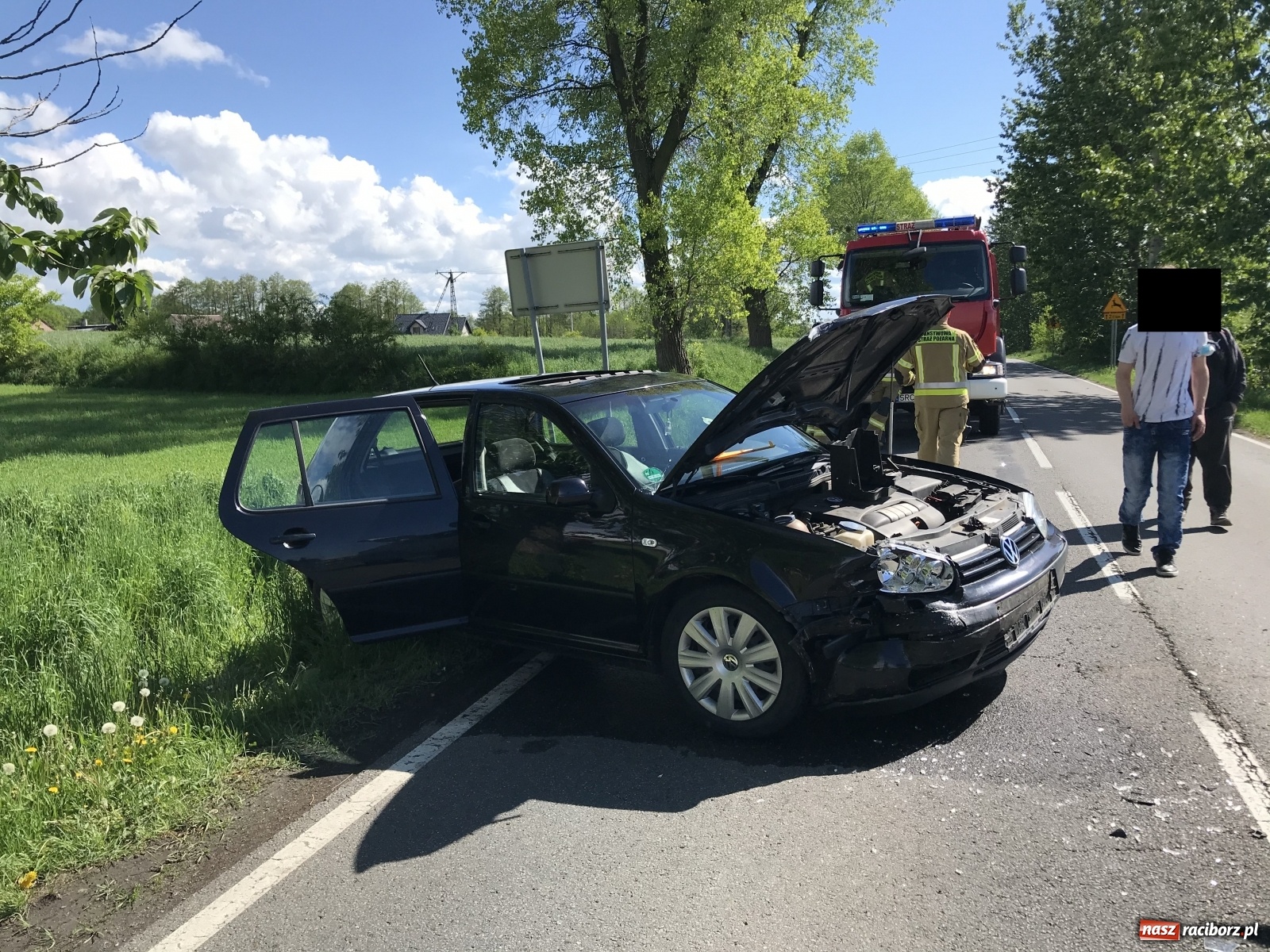 Zdjęcie w galerii na portalu naszraciborz.pl: Zderzenie osobówek zablokowało ruch na DW 919 w Babicach wiadomości z regionu