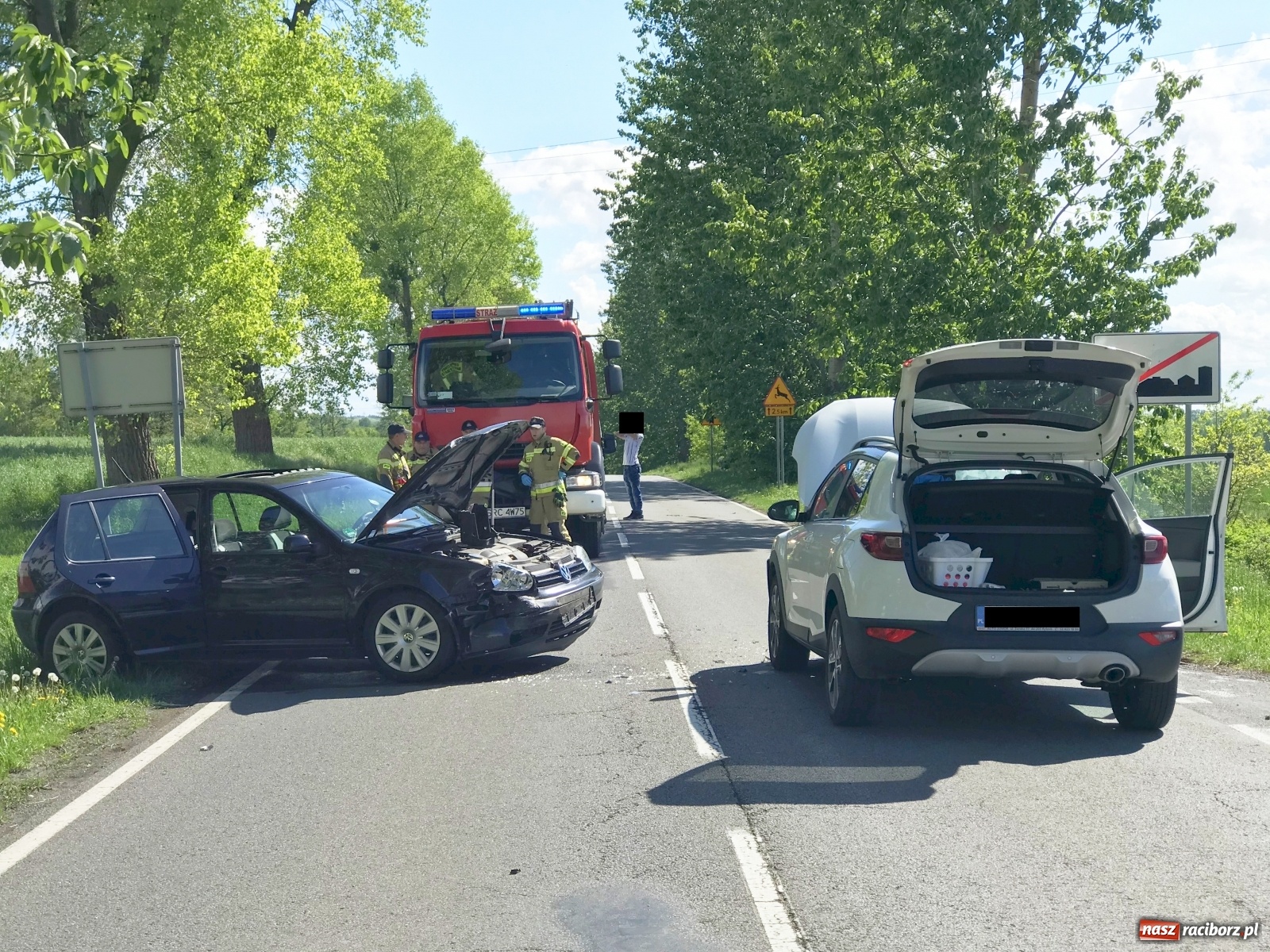 Zdjęcie w galerii na portalu naszraciborz.pl: Zderzenie osobówek zablokowało ruch na DW 919 w Babicach wiadomości z regionu