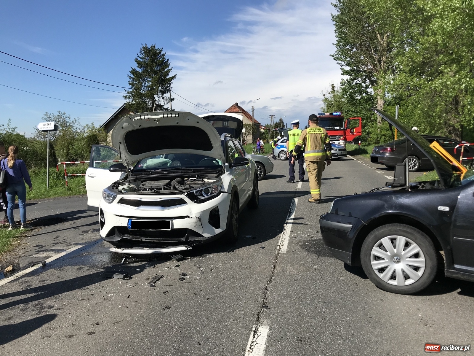 Zdjęcie w galerii na portalu naszraciborz.pl: Zderzenie osobówek zablokowało ruch na DW 919 w Babicach wiadomości z regionu