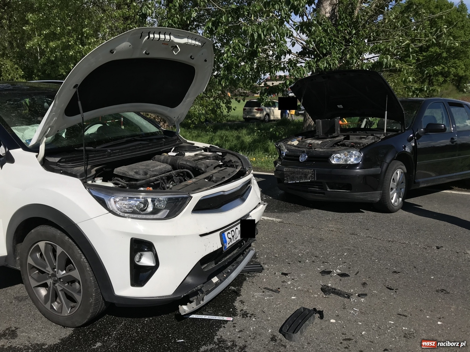 Zdjęcie w galerii na portalu naszraciborz.pl: Zderzenie osobówek zablokowało ruch na DW 919 w Babicach wiadomości z regionu