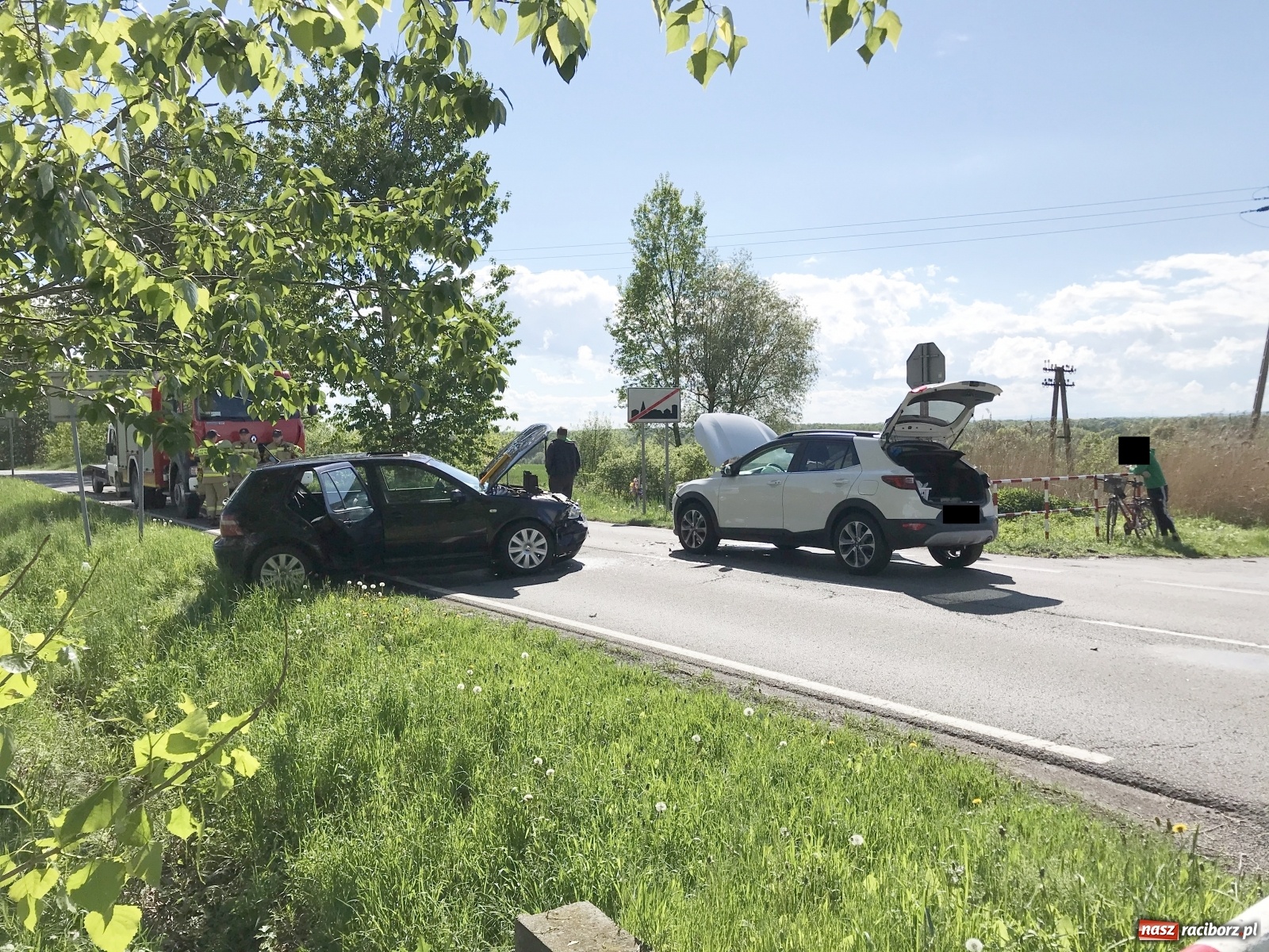 Zdjęcie w galerii na portalu naszraciborz.pl: Zderzenie osobówek zablokowało ruch na DW 919 w Babicach wiadomości z regionu