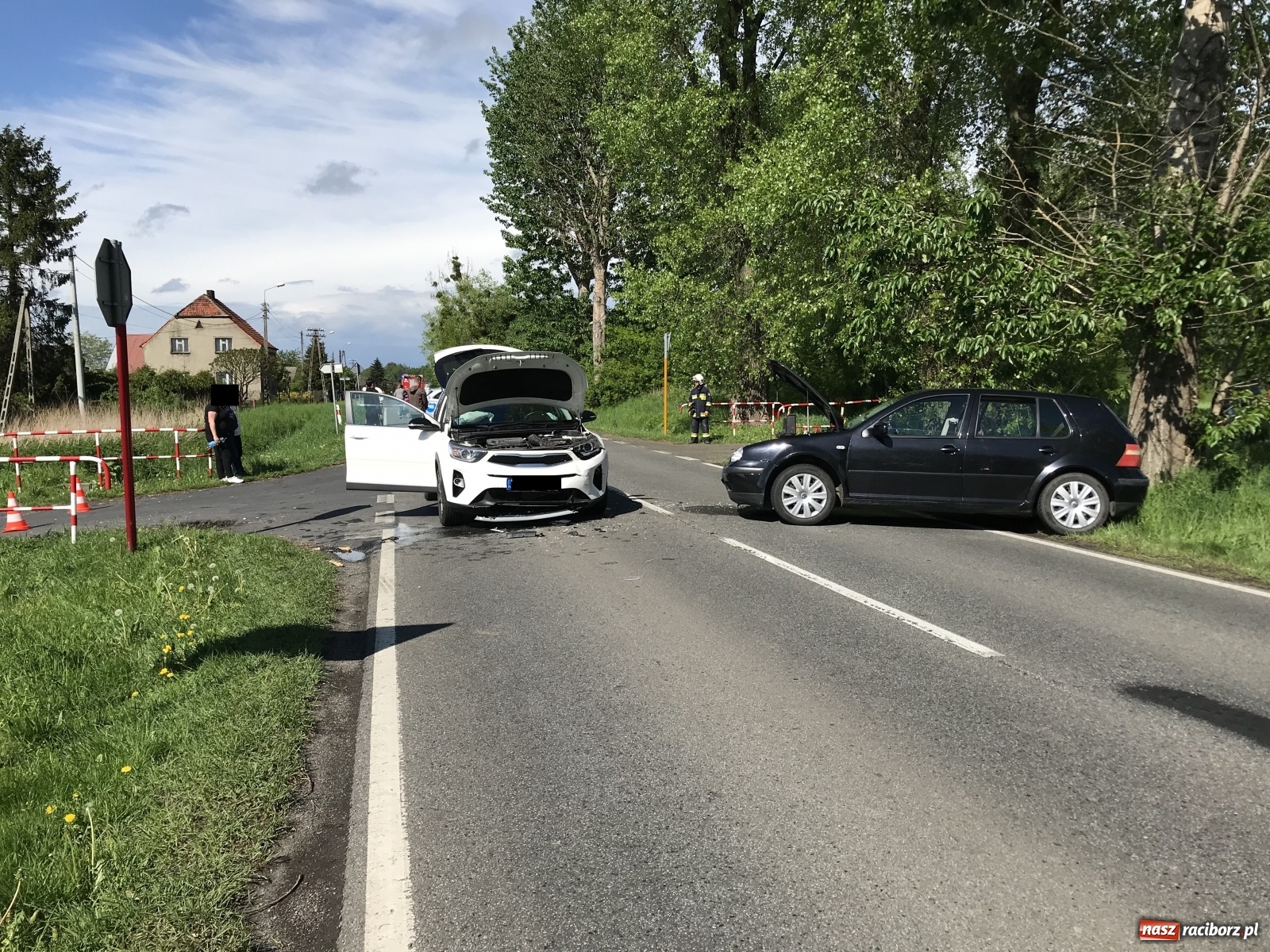 Zdjęcie w galerii na portalu naszraciborz.pl: Zderzenie osobówek zablokowało ruch na DW 919 w Babicach wiadomości z regionu