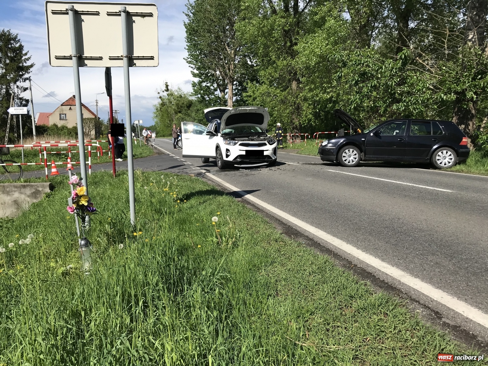 Zdjęcie w galerii na portalu naszraciborz.pl: Zderzenie osobówek zablokowało ruch na DW 919 w Babicach wiadomości z regionu