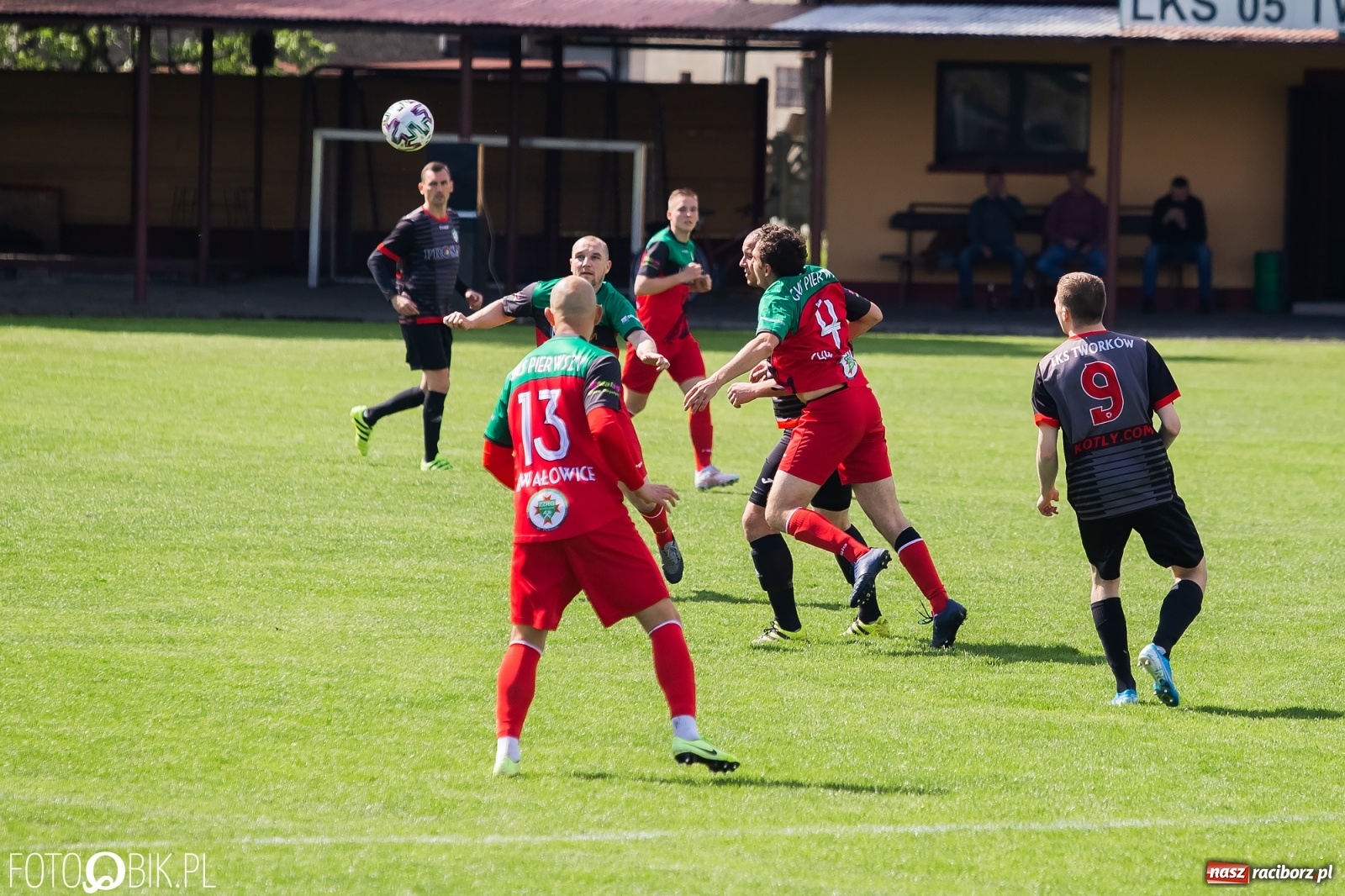 Zdjęcie w galerii na portalu naszraciborz.pl: Chwałowice na kolanach. Tworków goni czołówkę [FOTO] wiadomości z regionu