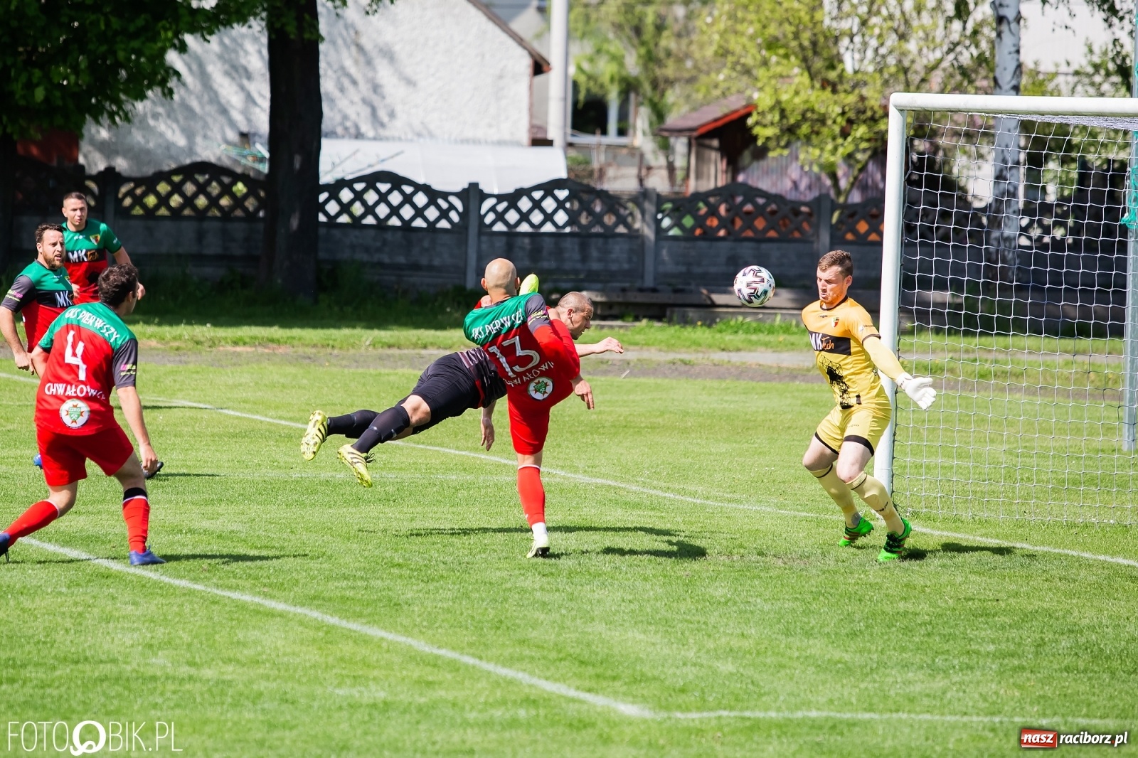 Zdjęcie w galerii na portalu naszraciborz.pl: Chwałowice na kolanach. Tworków goni czołówkę [FOTO] wiadomości z regionu