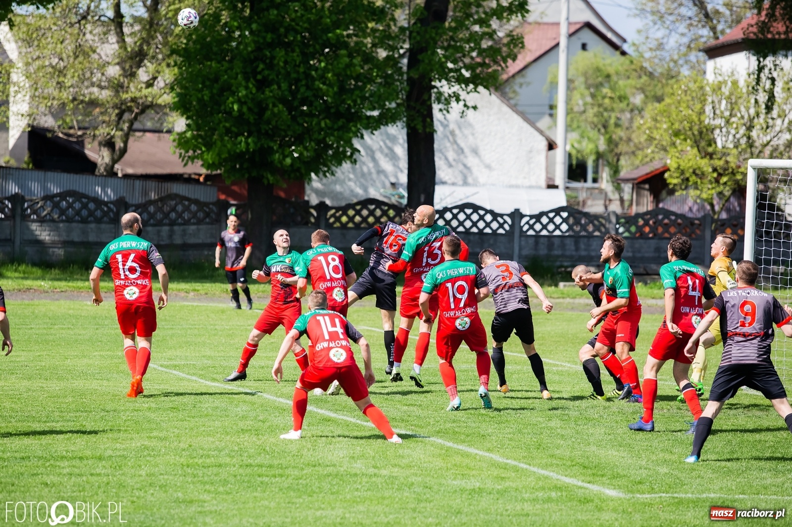 Zdjęcie w galerii na portalu naszraciborz.pl: Chwałowice na kolanach. Tworków goni czołówkę [FOTO] wiadomości z regionu