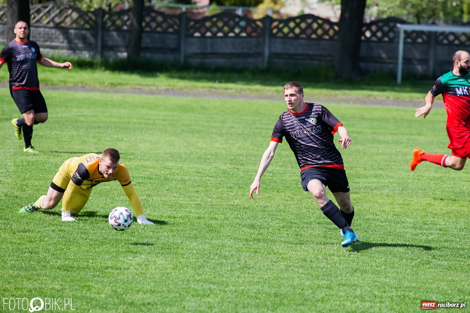 Zdjęcie w galerii na portalu naszraciborz.pl: Chwałowice na kolanach. Tworków goni czołówkę [FOTO] wiadomości z regionu