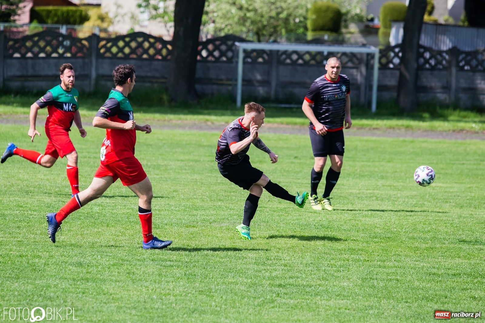 Zdjęcie w galerii na portalu naszraciborz.pl: Chwałowice na kolanach. Tworków goni czołówkę [FOTO] wiadomości z regionu