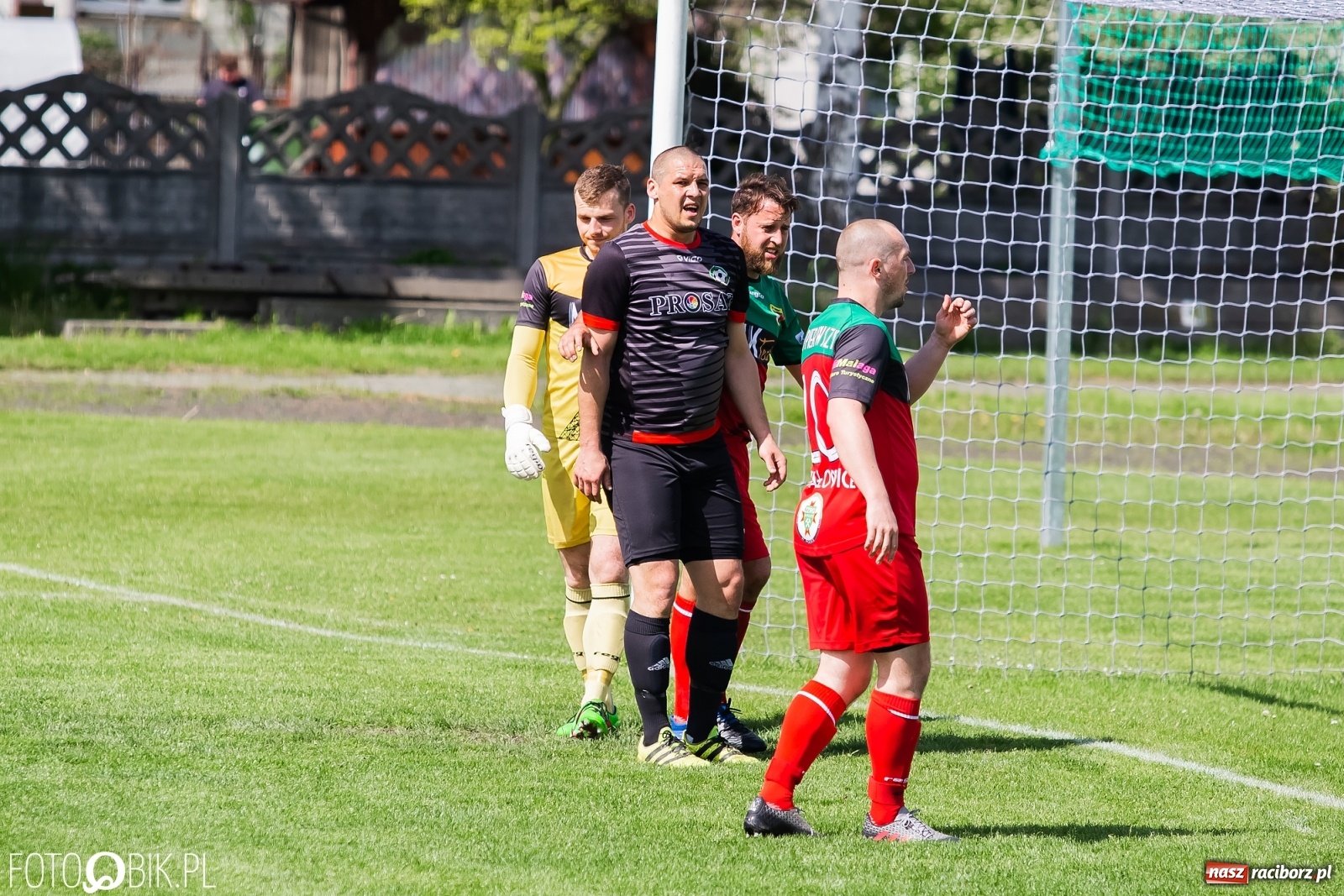 Zdjęcie w galerii na portalu naszraciborz.pl: Chwałowice na kolanach. Tworków goni czołówkę [FOTO] wiadomości z regionu