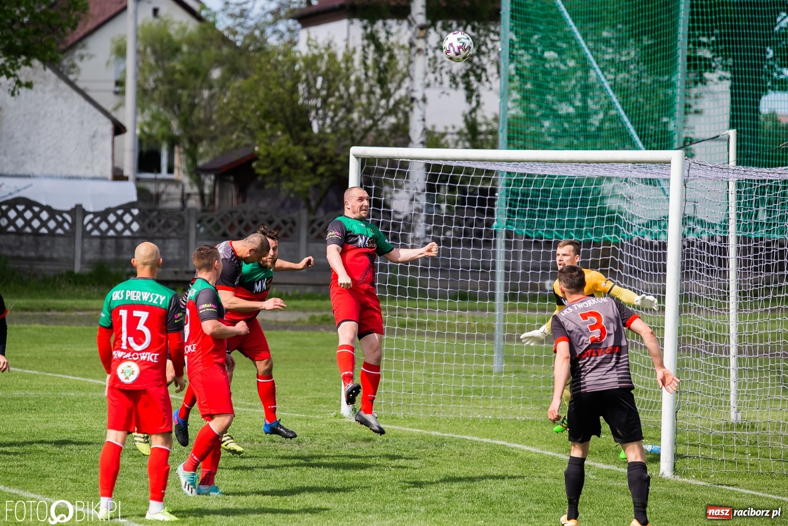Zdjęcie w galerii na portalu naszraciborz.pl: Chwałowice na kolanach. Tworków goni czołówkę [FOTO] wiadomości z regionu