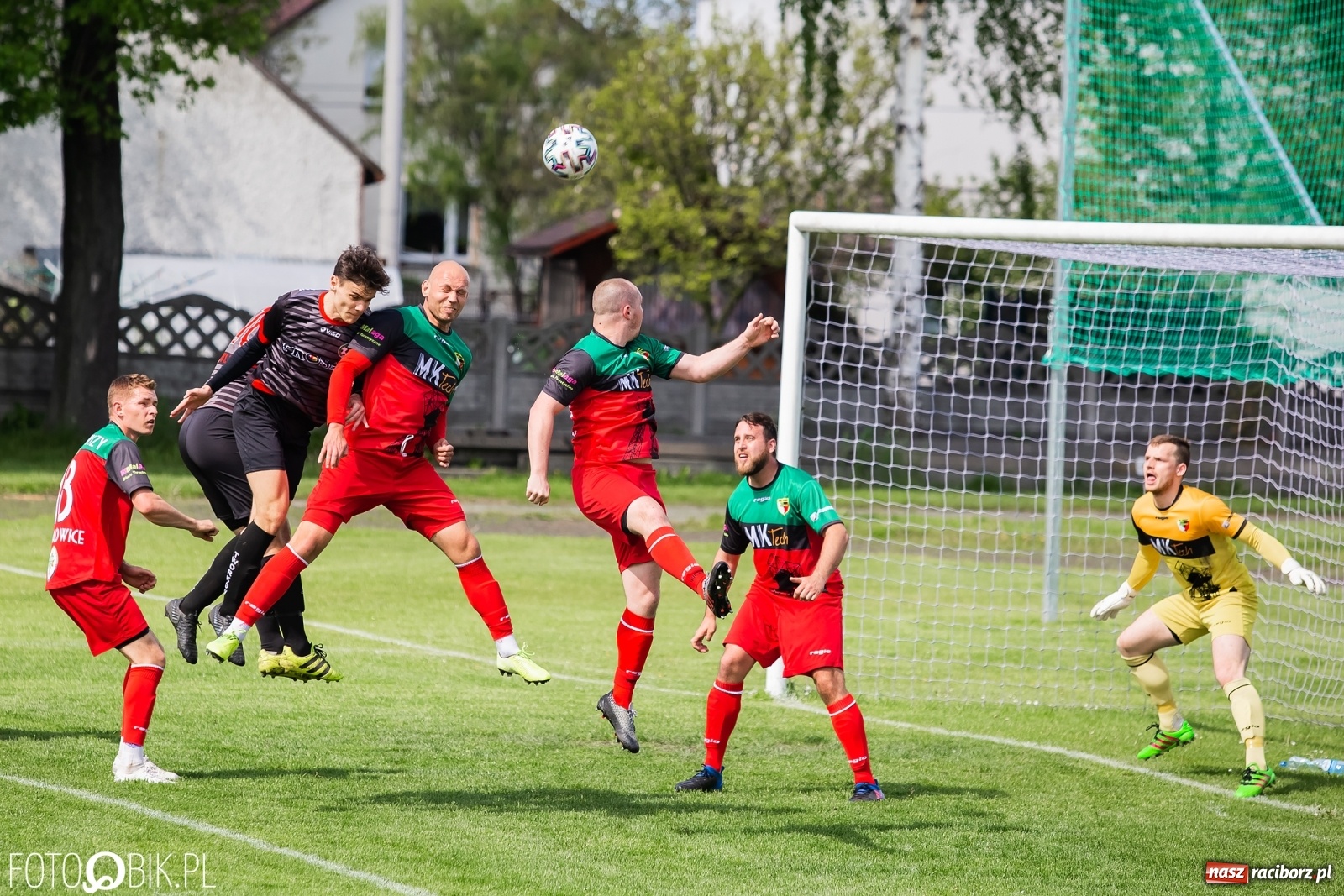 Zdjęcie w galerii na portalu naszraciborz.pl: Chwałowice na kolanach. Tworków goni czołówkę [FOTO] wiadomości z regionu