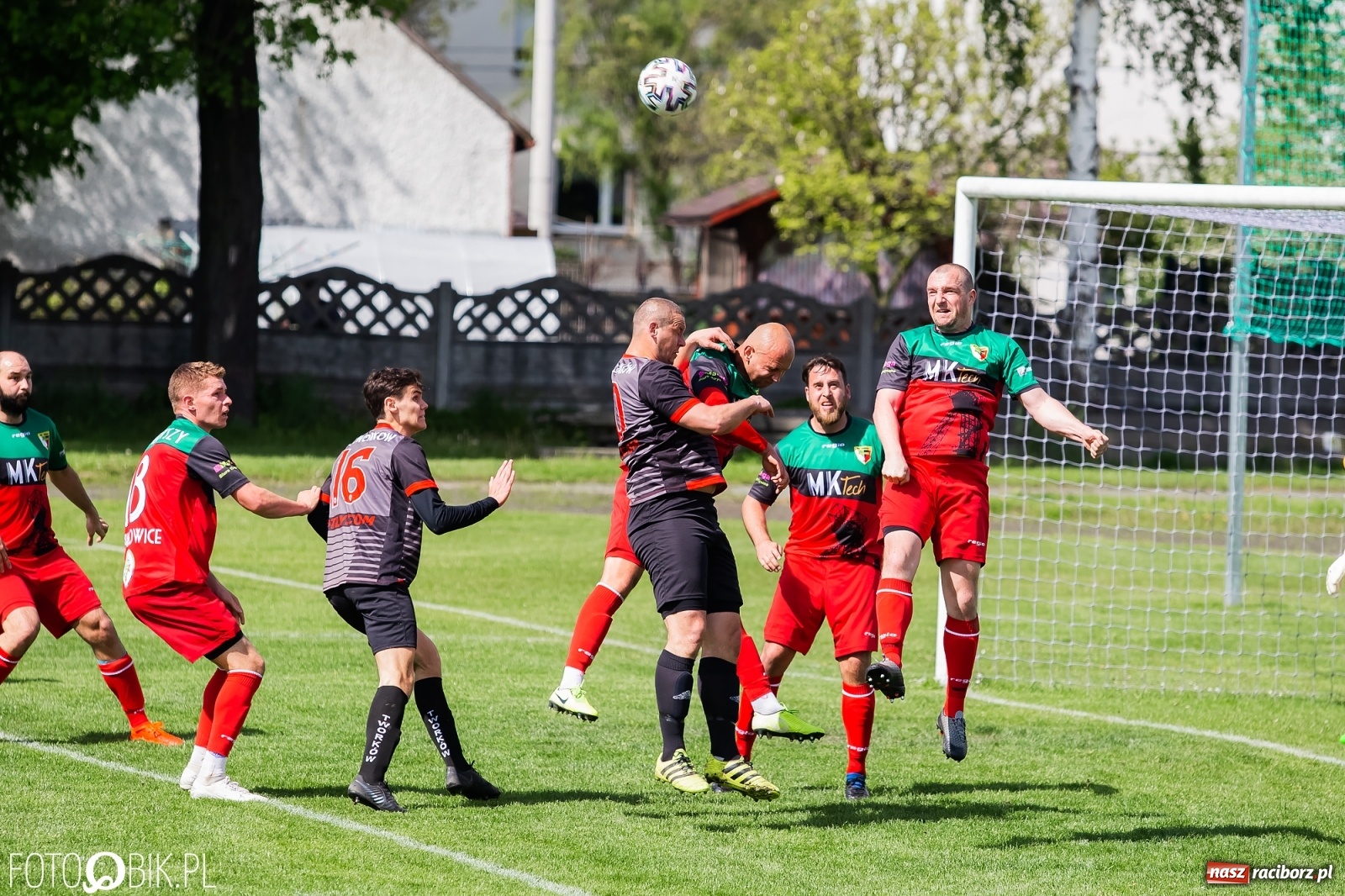 Zdjęcie w galerii na portalu naszraciborz.pl: Chwałowice na kolanach. Tworków goni czołówkę [FOTO] wiadomości z regionu