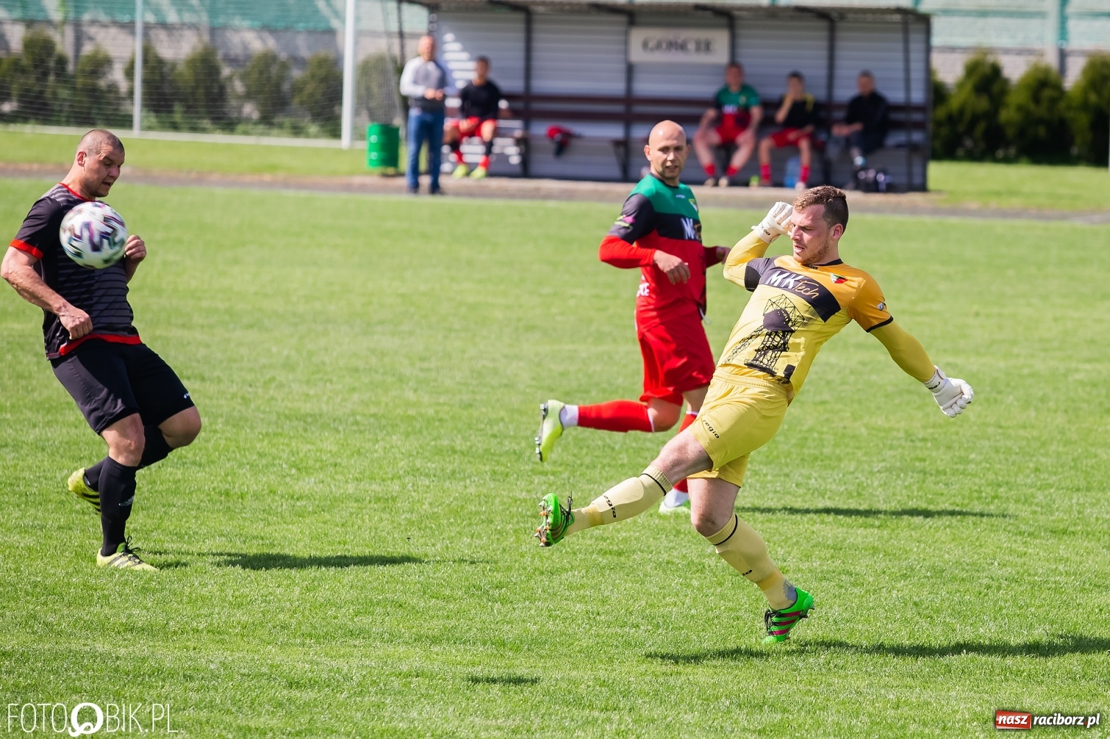 Zdjęcie w galerii na portalu naszraciborz.pl: Chwałowice na kolanach. Tworków goni czołówkę [FOTO] wiadomości z regionu
