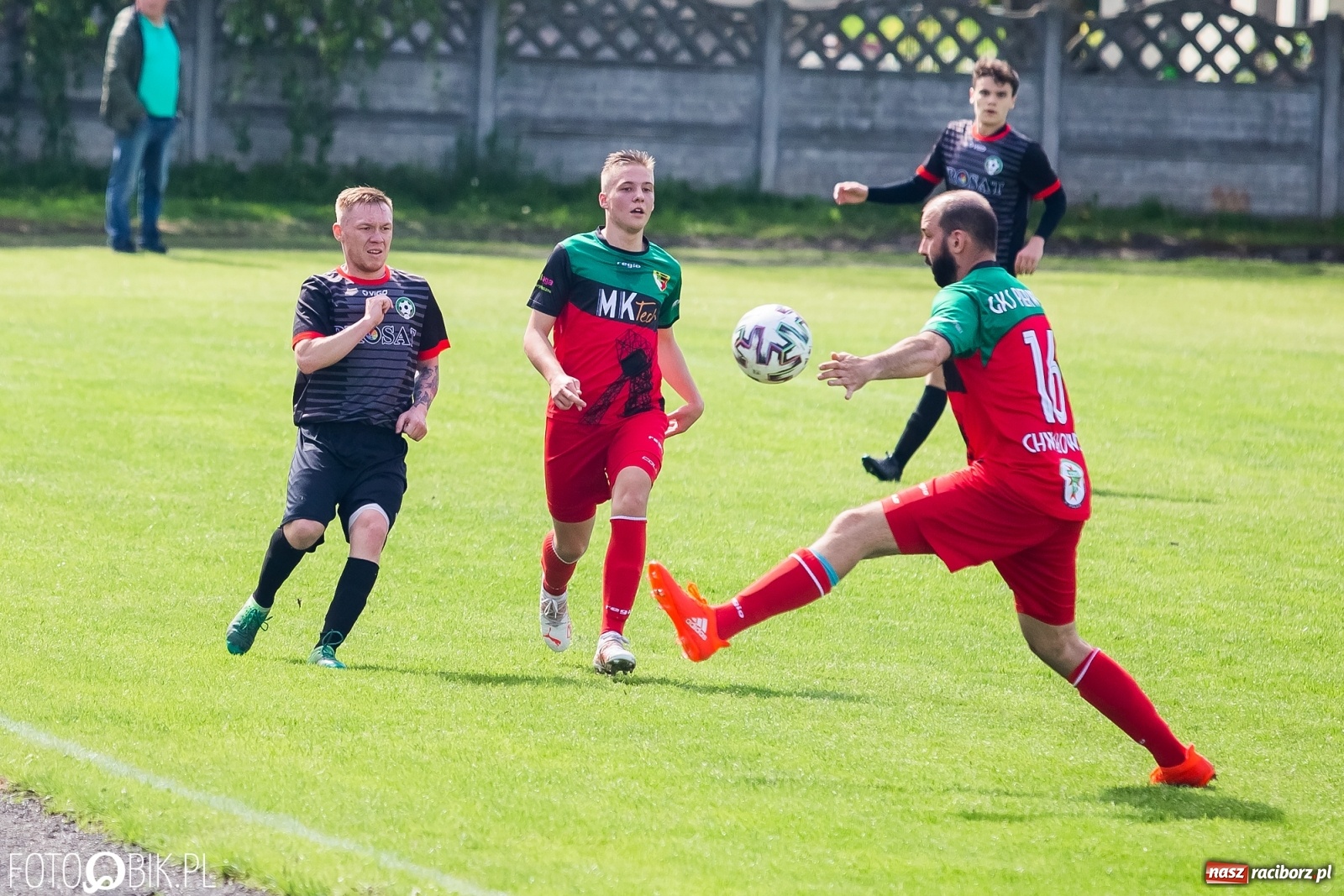 Zdjęcie w galerii na portalu naszraciborz.pl: Chwałowice na kolanach. Tworków goni czołówkę [FOTO] wiadomości z regionu