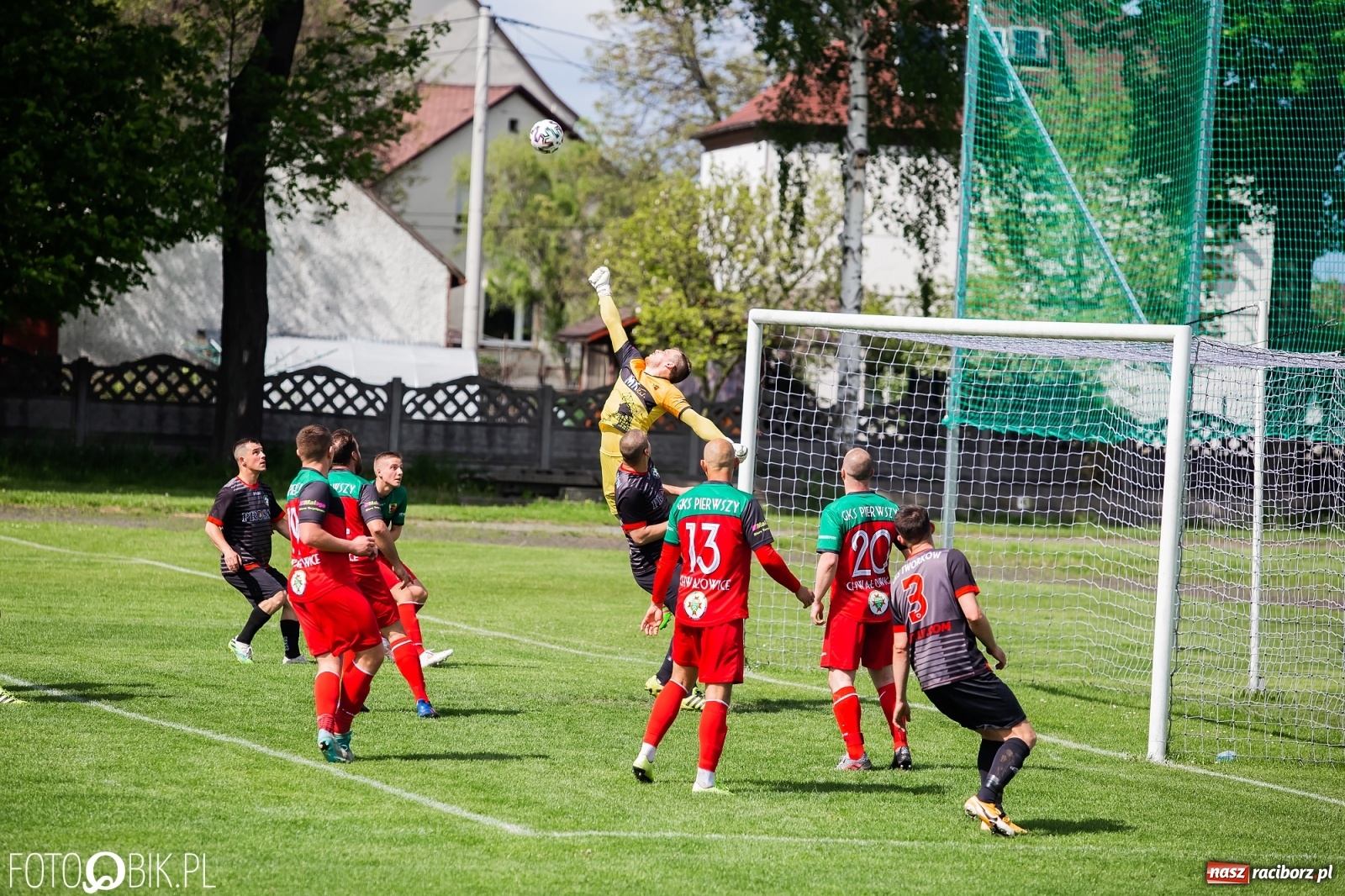 Zdjęcie w galerii na portalu naszraciborz.pl: Chwałowice na kolanach. Tworków goni czołówkę [FOTO] wiadomości z regionu