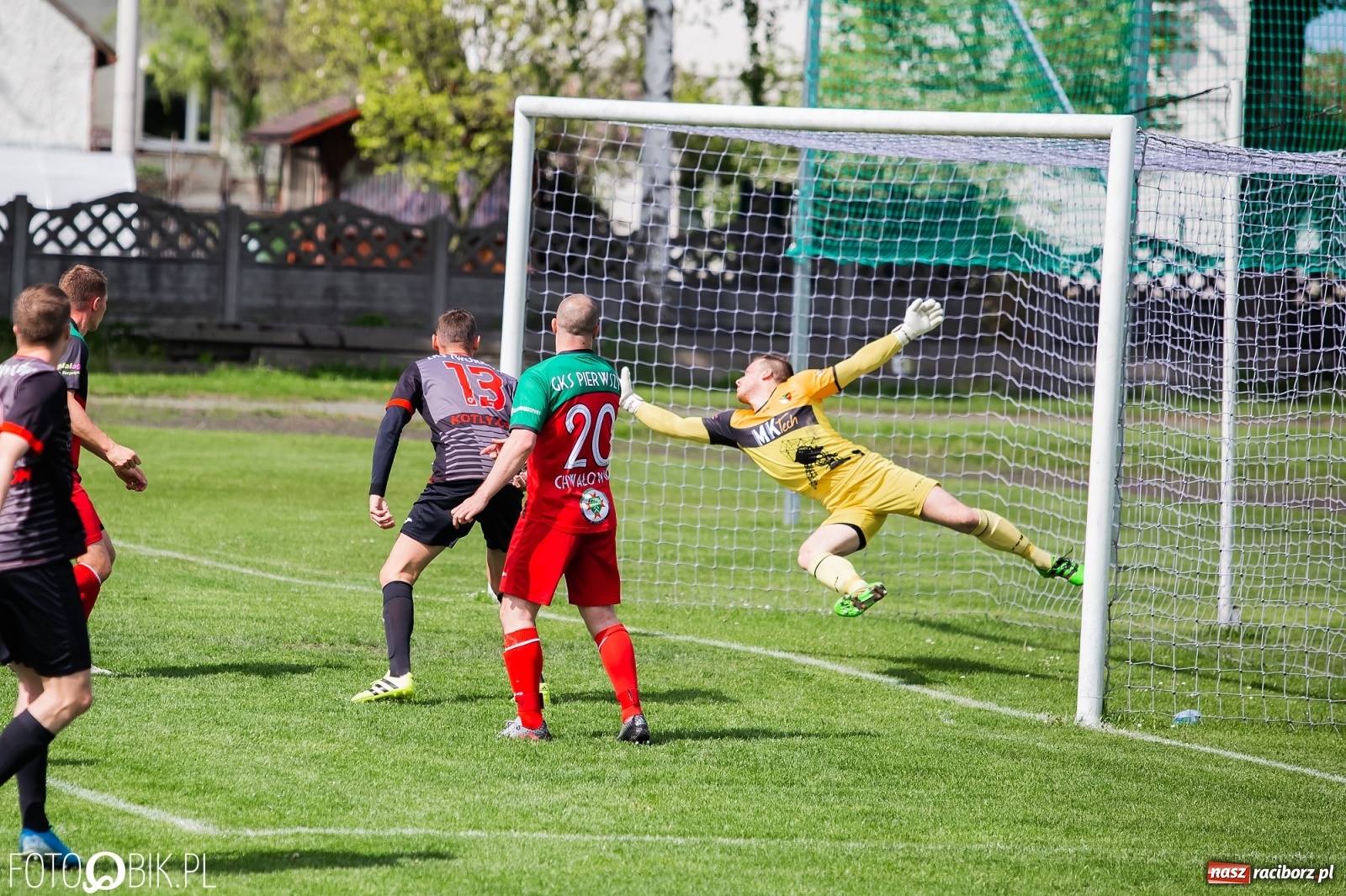 Zdjęcie w galerii na portalu naszraciborz.pl: Chwałowice na kolanach. Tworków goni czołówkę [FOTO] wiadomości z regionu