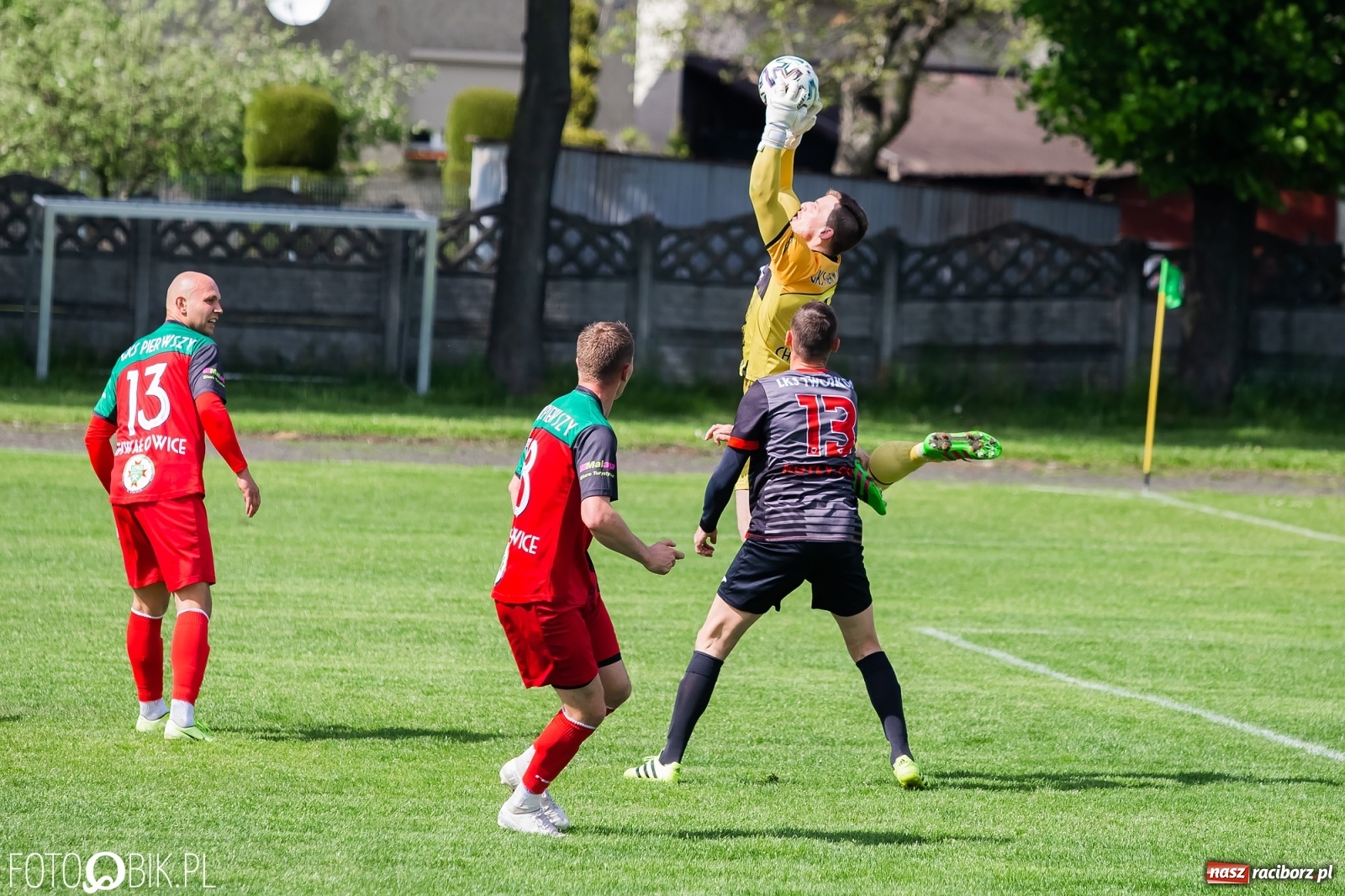Zdjęcie w galerii na portalu naszraciborz.pl: Chwałowice na kolanach. Tworków goni czołówkę [FOTO] wiadomości z regionu
