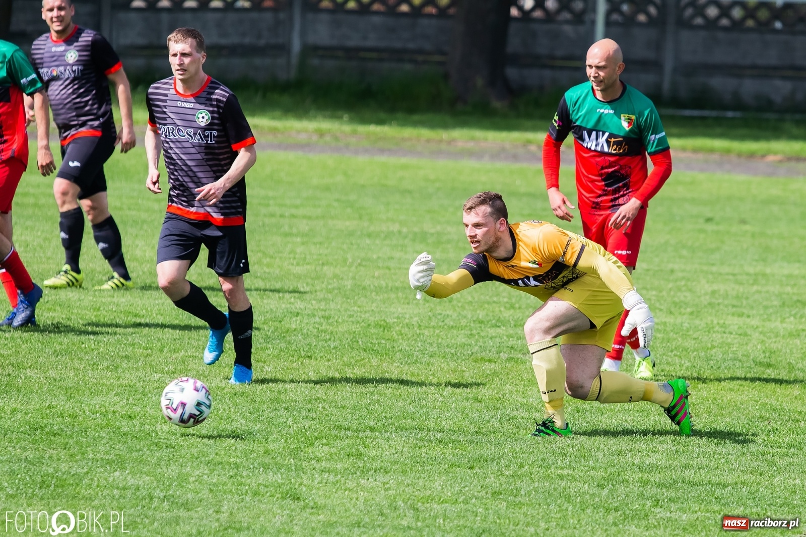 Zdjęcie w galerii na portalu naszraciborz.pl: Chwałowice na kolanach. Tworków goni czołówkę [FOTO] wiadomości z regionu