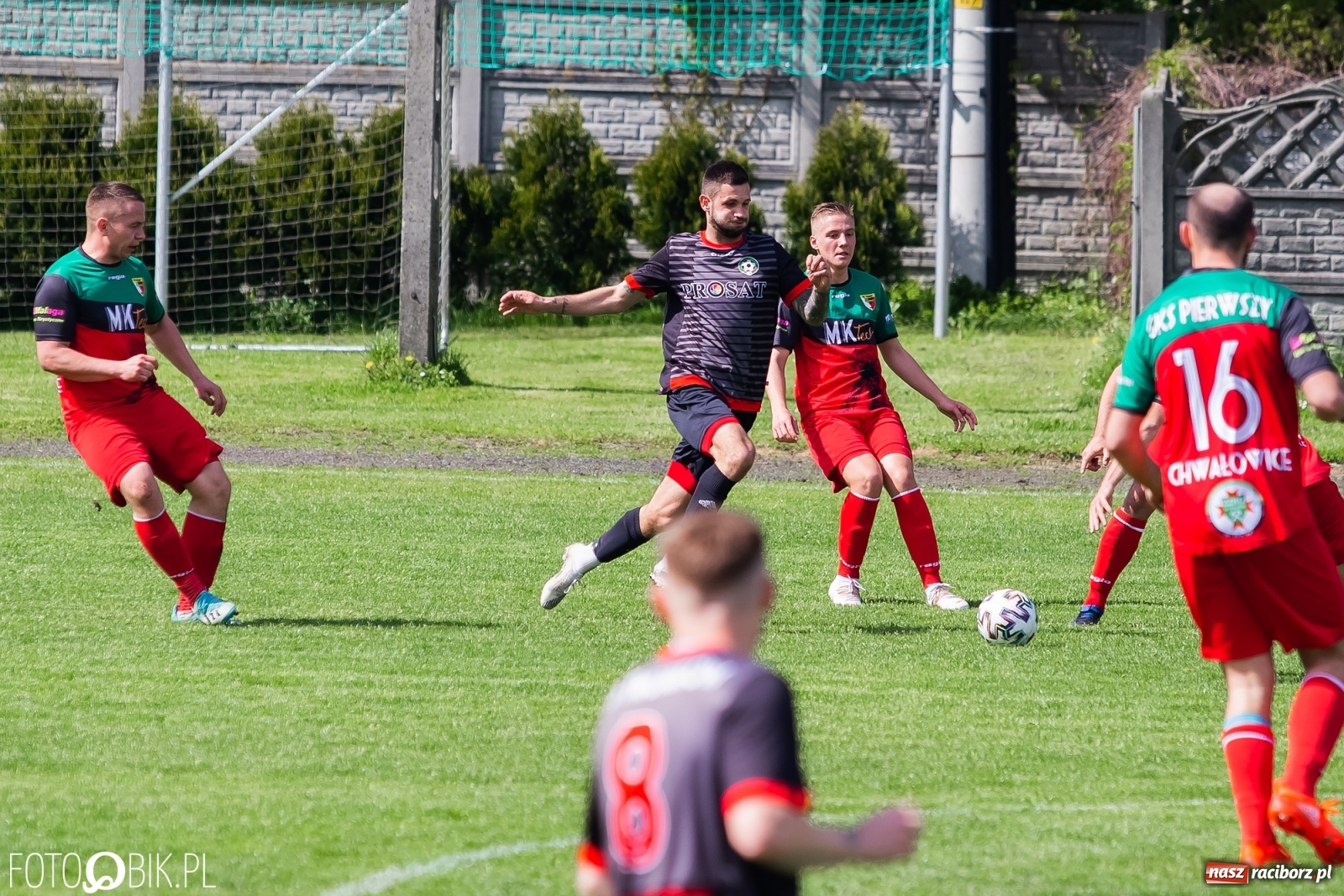 Zdjęcie w galerii na portalu naszraciborz.pl: Chwałowice na kolanach. Tworków goni czołówkę [FOTO] wiadomości z regionu