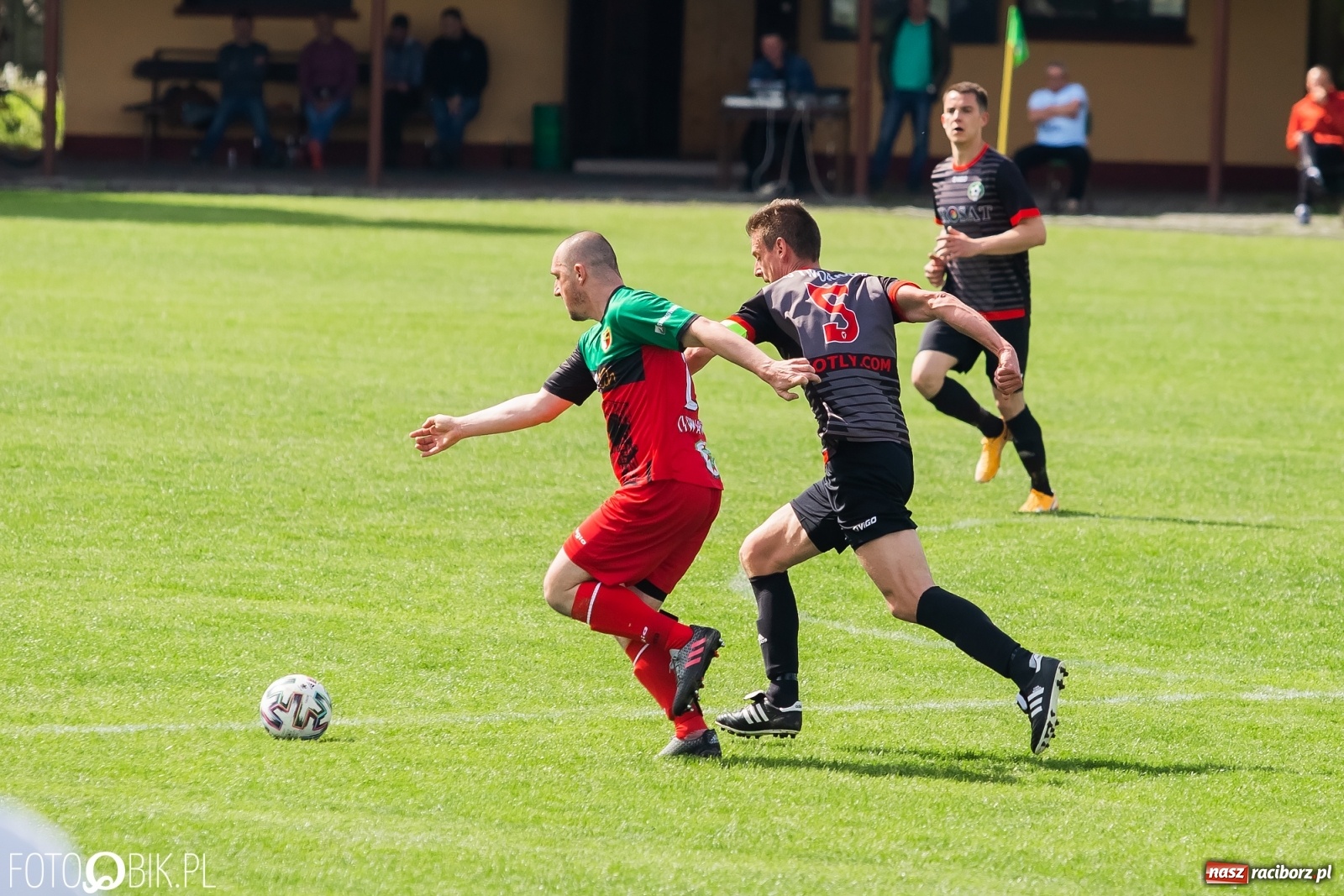 Zdjęcie w galerii na portalu naszraciborz.pl: Chwałowice na kolanach. Tworków goni czołówkę [FOTO] wiadomości z regionu