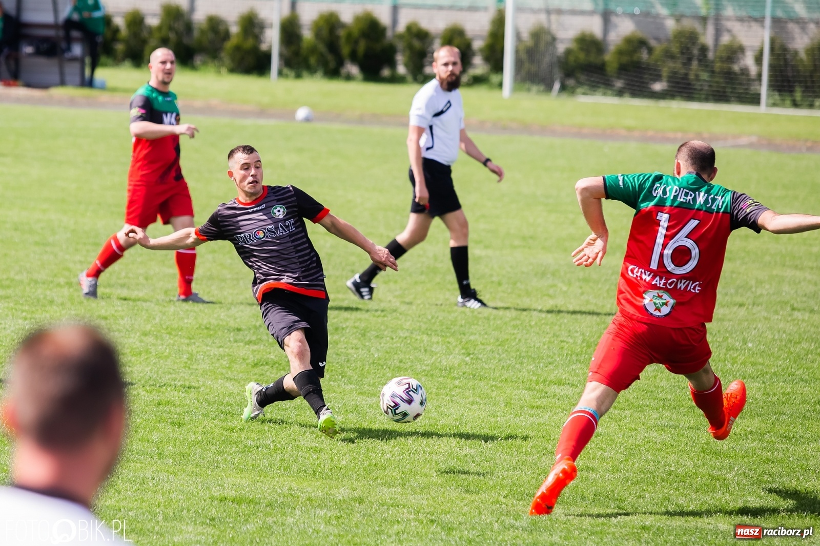 Zdjęcie w galerii na portalu naszraciborz.pl: Chwałowice na kolanach. Tworków goni czołówkę [FOTO] wiadomości z regionu