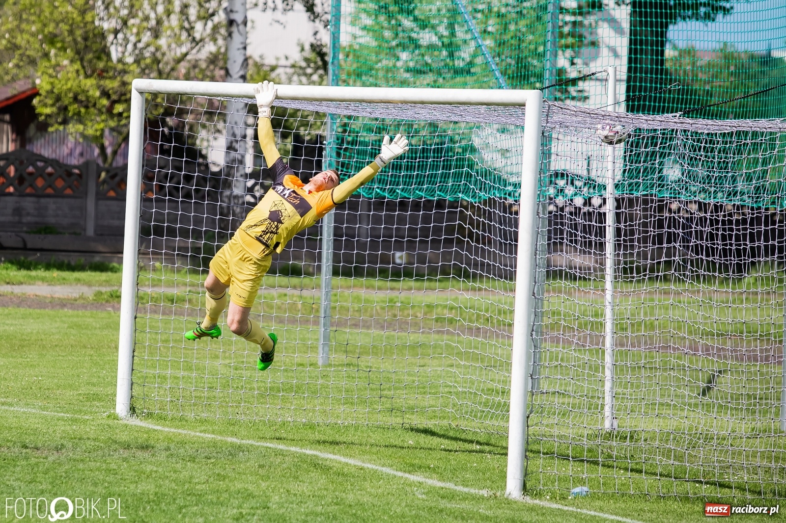 Zdjęcie w galerii na portalu naszraciborz.pl: Chwałowice na kolanach. Tworków goni czołówkę [FOTO] wiadomości z regionu