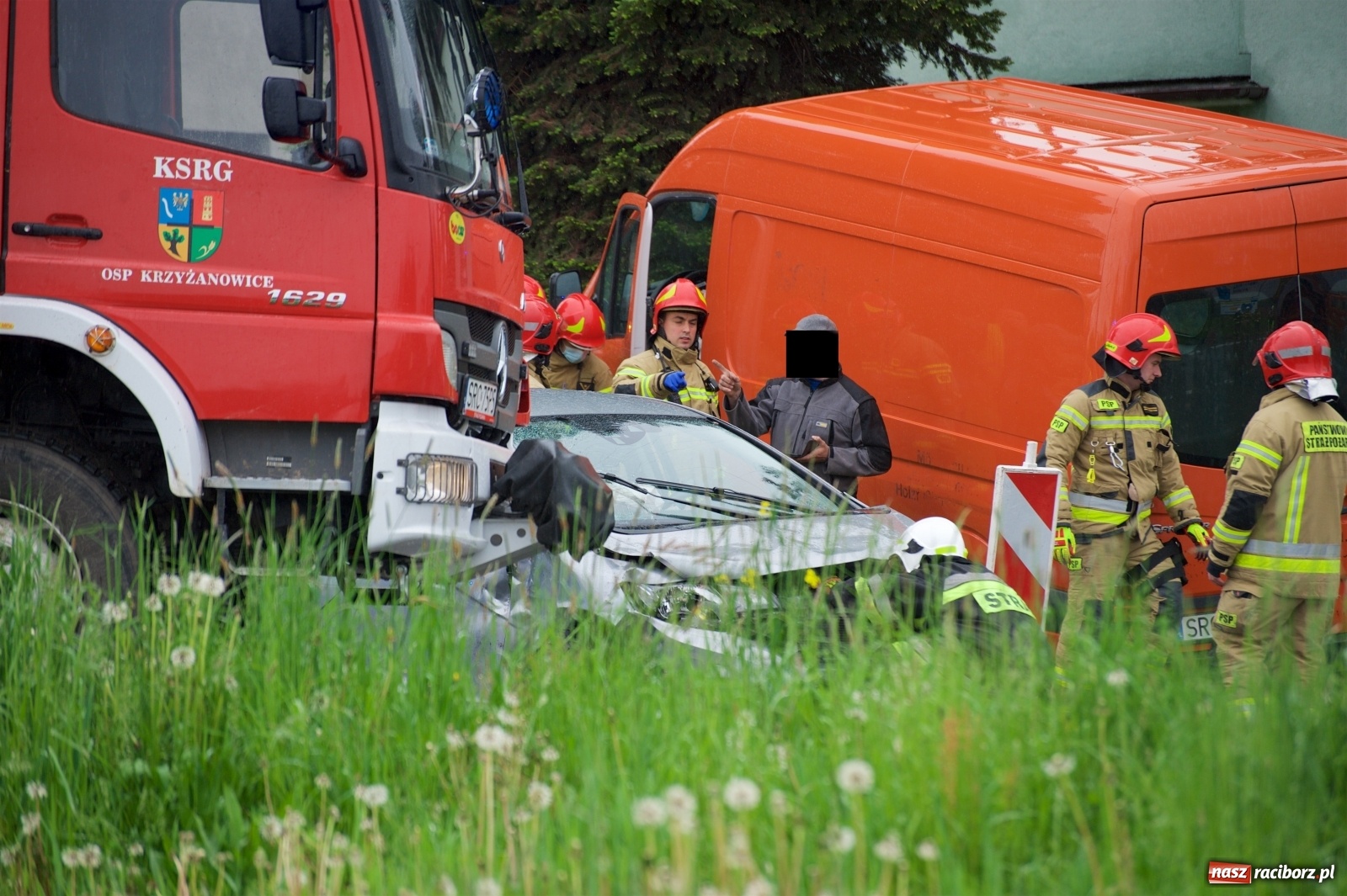 Zdjęcie w galerii na portalu naszraciborz.pl: Zderzenie dwóch busów i osobówki w Tworkowie wiadomości z regionu