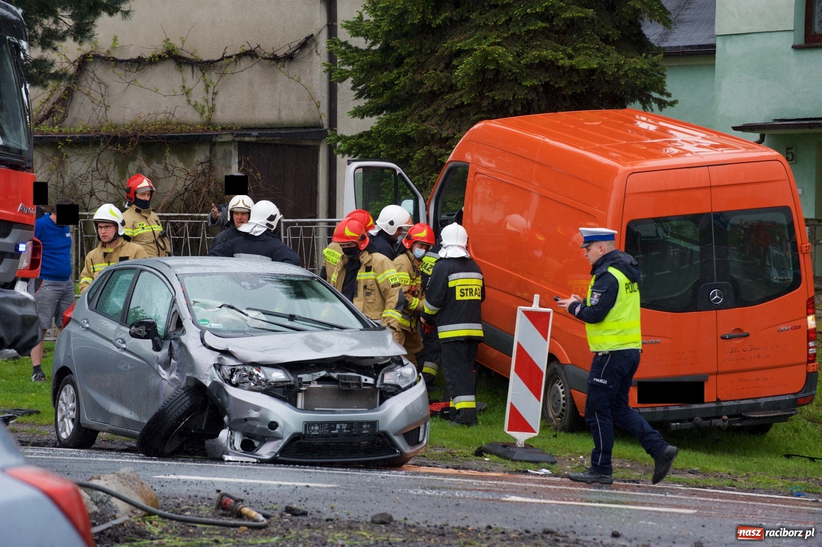 Zdjęcie w galerii na portalu naszraciborz.pl: Zderzenie dwóch busów i osobówki w Tworkowie wiadomości z regionu