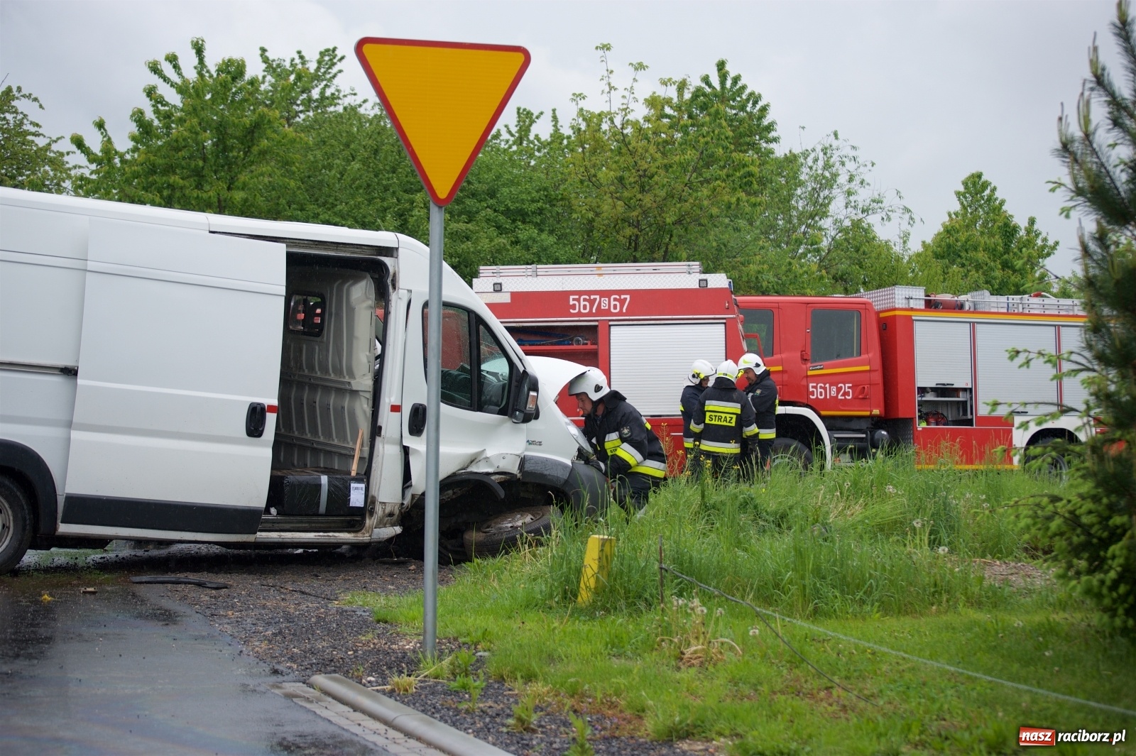 Zdjęcie w galerii na portalu naszraciborz.pl: Zderzenie dwóch busów i osobówki w Tworkowie wiadomości z regionu