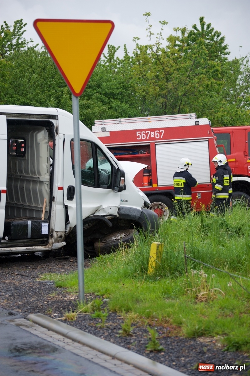 Zdjęcie w galerii na portalu naszraciborz.pl: Zderzenie dwóch busów i osobówki w Tworkowie wiadomości z regionu