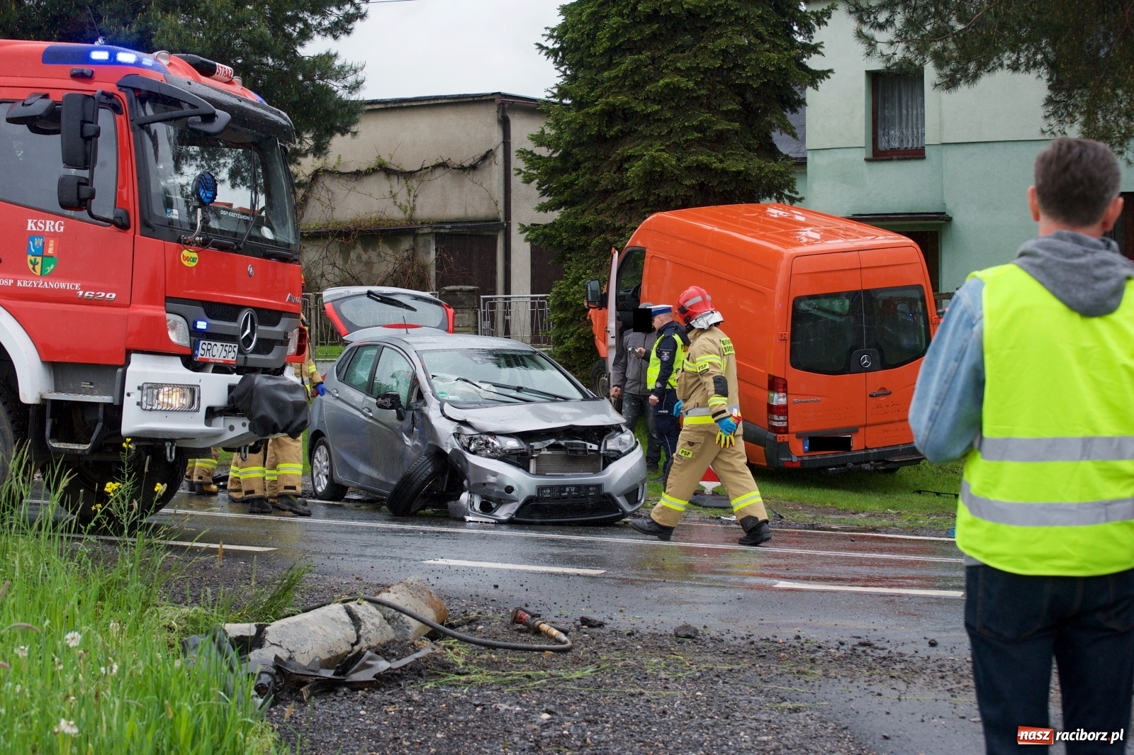Zdjęcie w galerii na portalu naszraciborz.pl: Zderzenie dwóch busów i osobówki w Tworkowie wiadomości z regionu