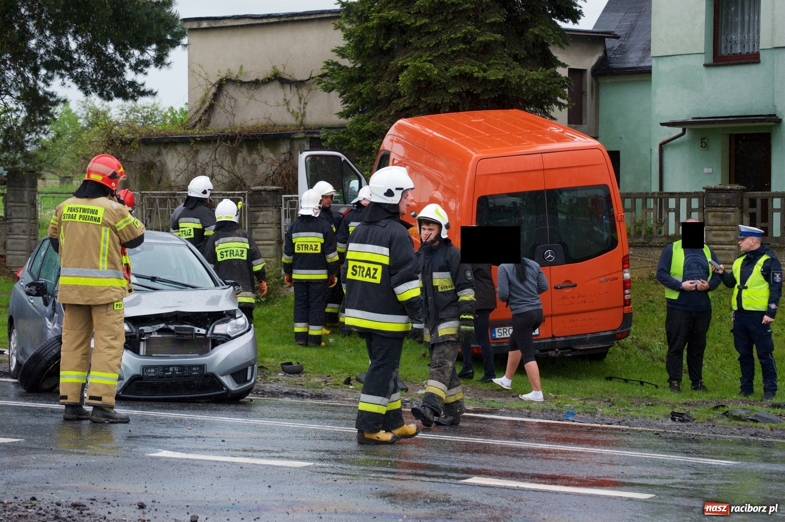 Zdjęcie w galerii na portalu naszraciborz.pl: Zderzenie dwóch busów i osobówki w Tworkowie wiadomości z regionu