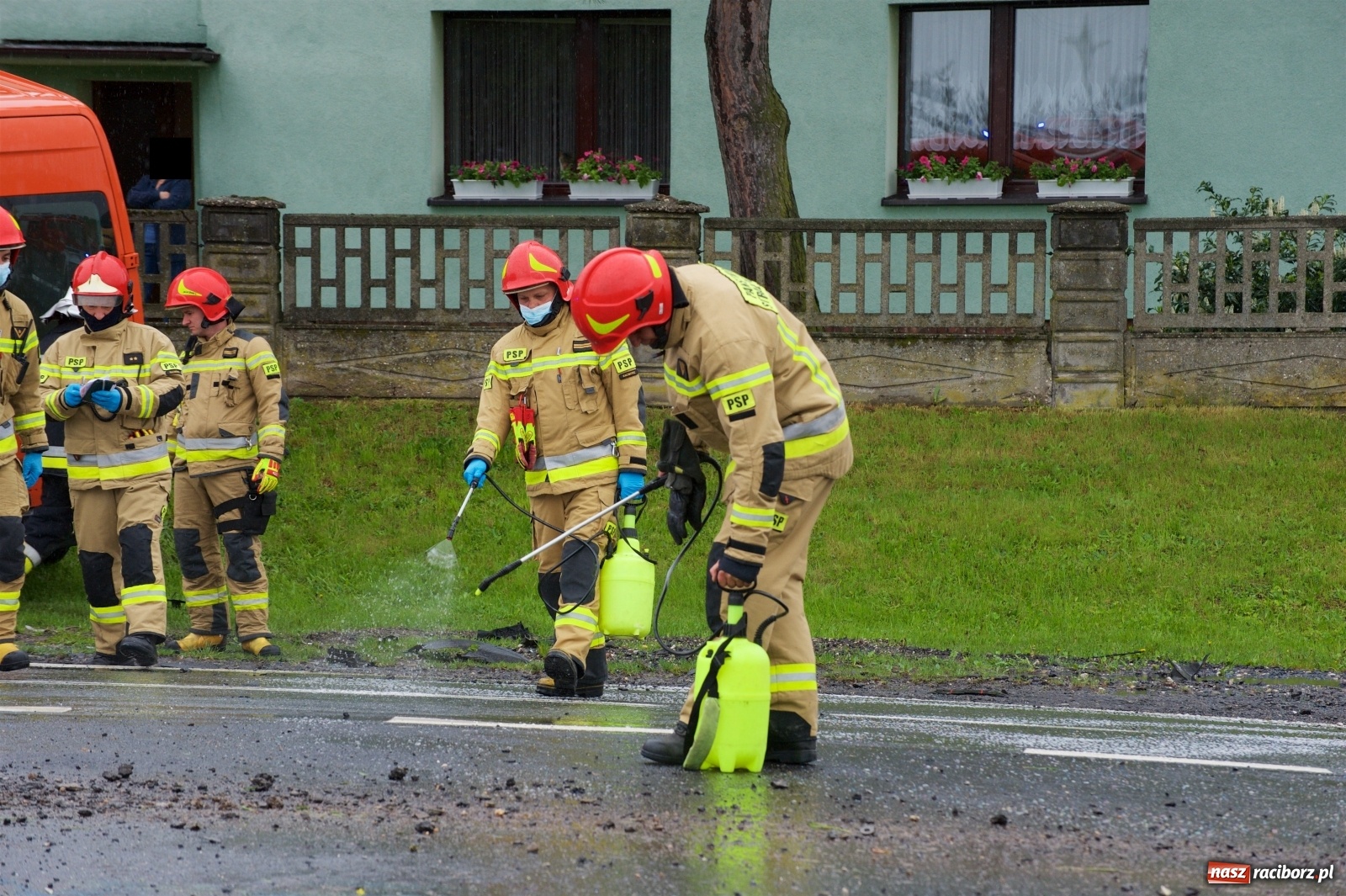 Zdjęcie w galerii na portalu naszraciborz.pl: Zderzenie dwóch busów i osobówki w Tworkowie wiadomości z regionu