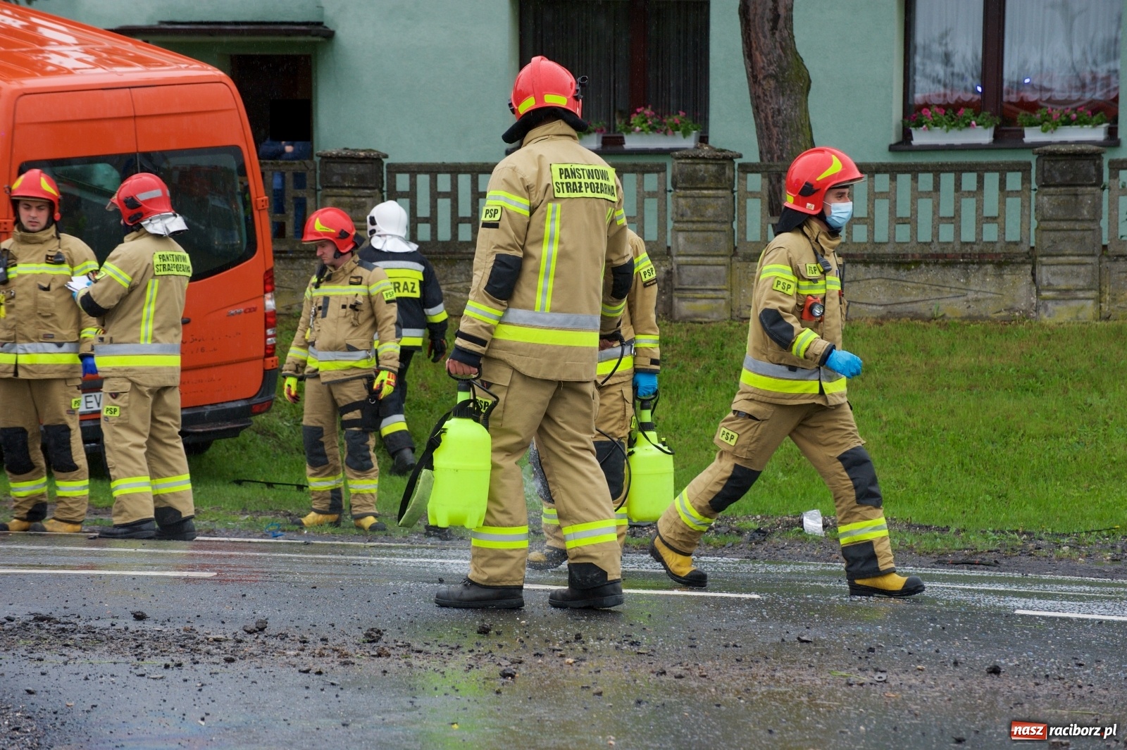 Zdjęcie w galerii na portalu naszraciborz.pl: Zderzenie dwóch busów i osobówki w Tworkowie wiadomości z regionu