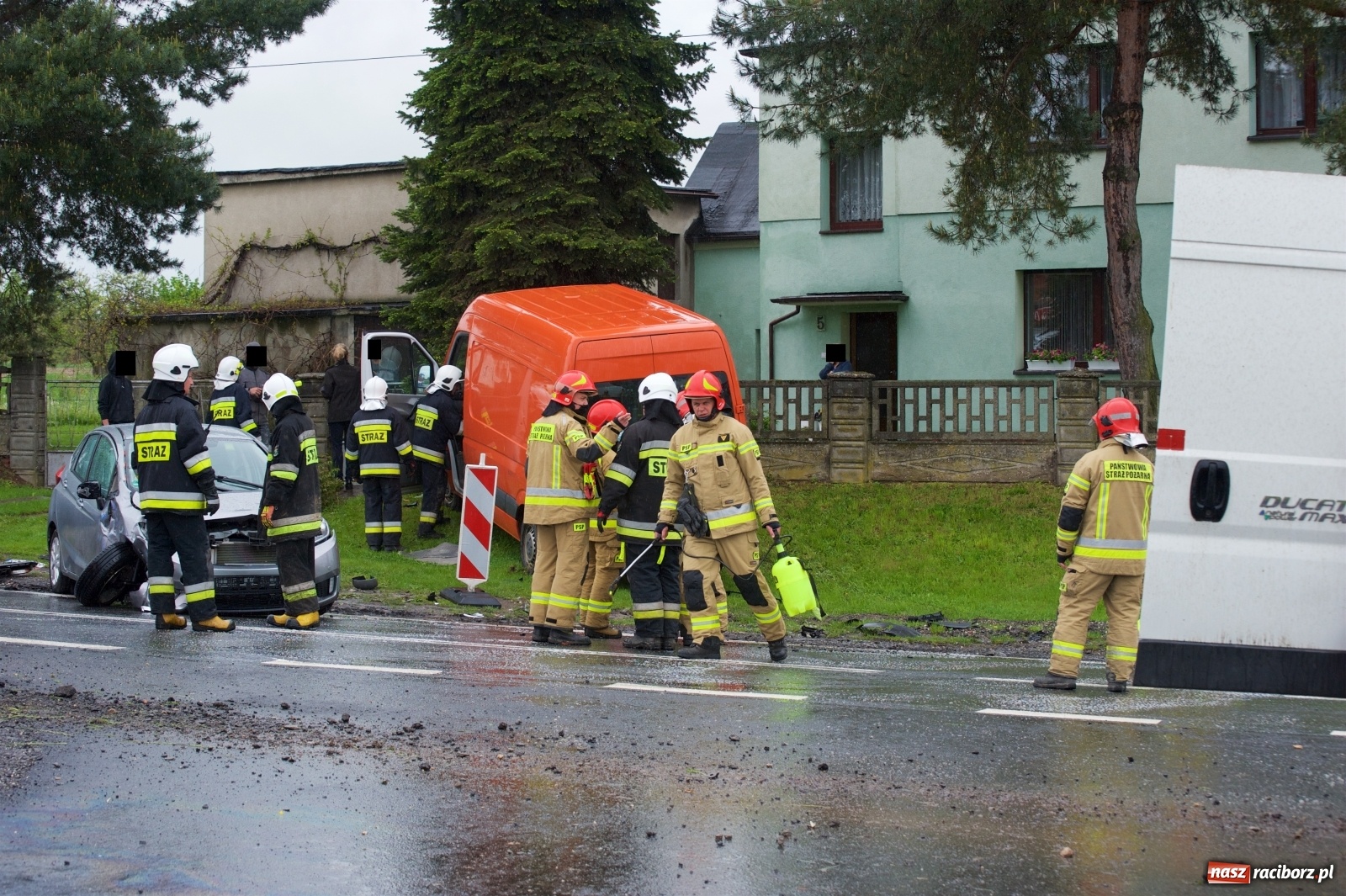 Zdjęcie w galerii na portalu naszraciborz.pl: Zderzenie dwóch busów i osobówki w Tworkowie wiadomości z regionu