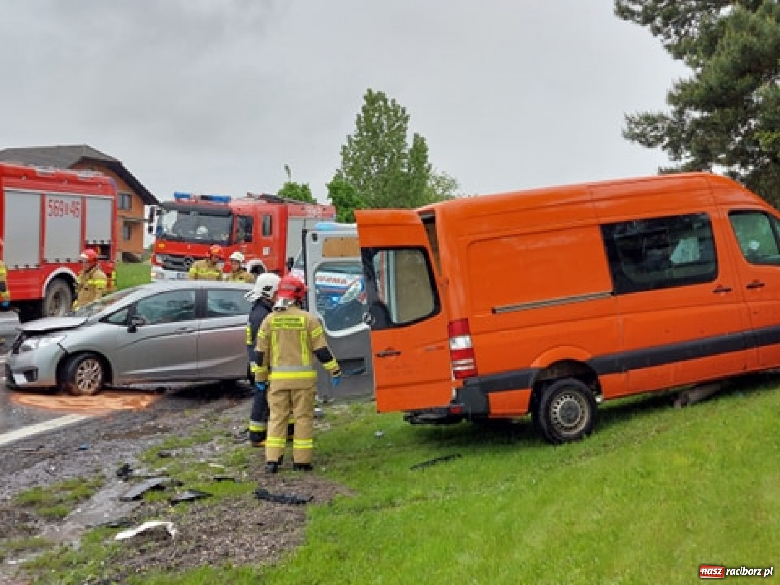 Zdjęcie w galerii na portalu naszraciborz.pl: Zderzenie dwóch busów i osobówki w Tworkowie wiadomości z regionu