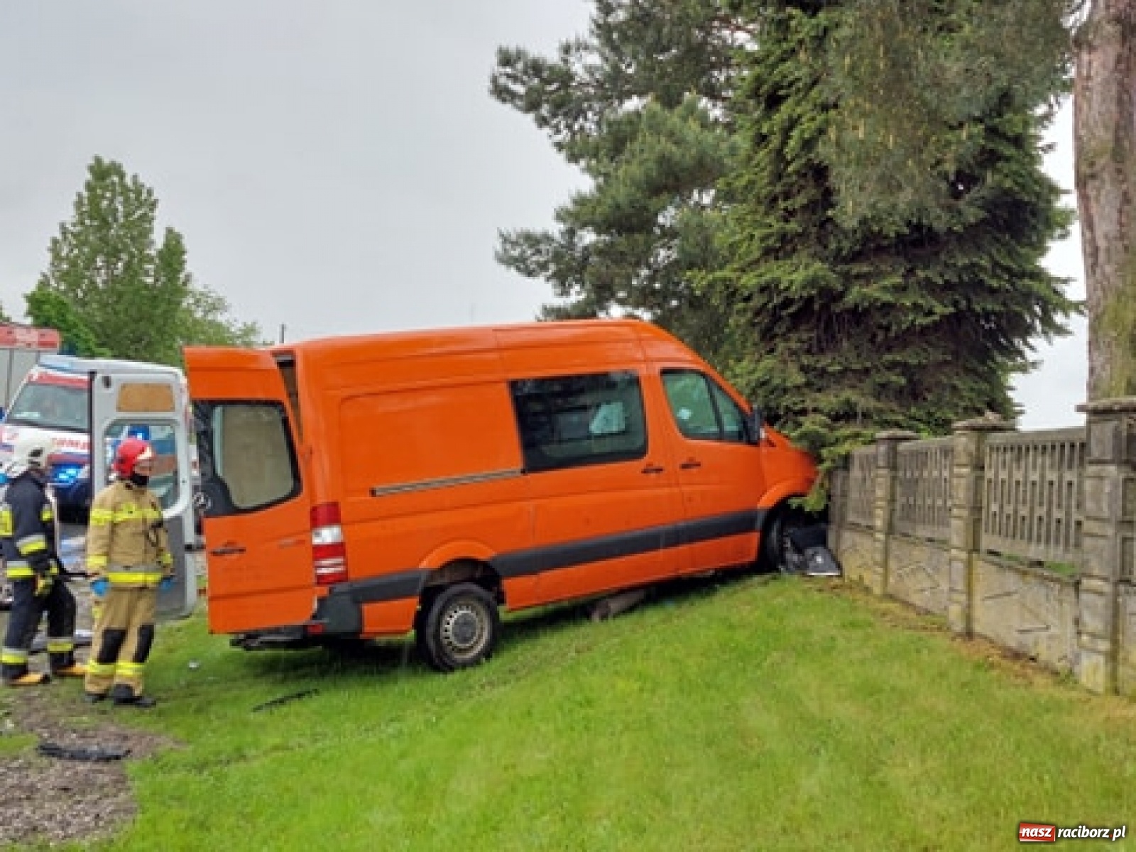 Zdjęcie w galerii na portalu naszraciborz.pl: Zderzenie dwóch busów i osobówki w Tworkowie wiadomości z regionu