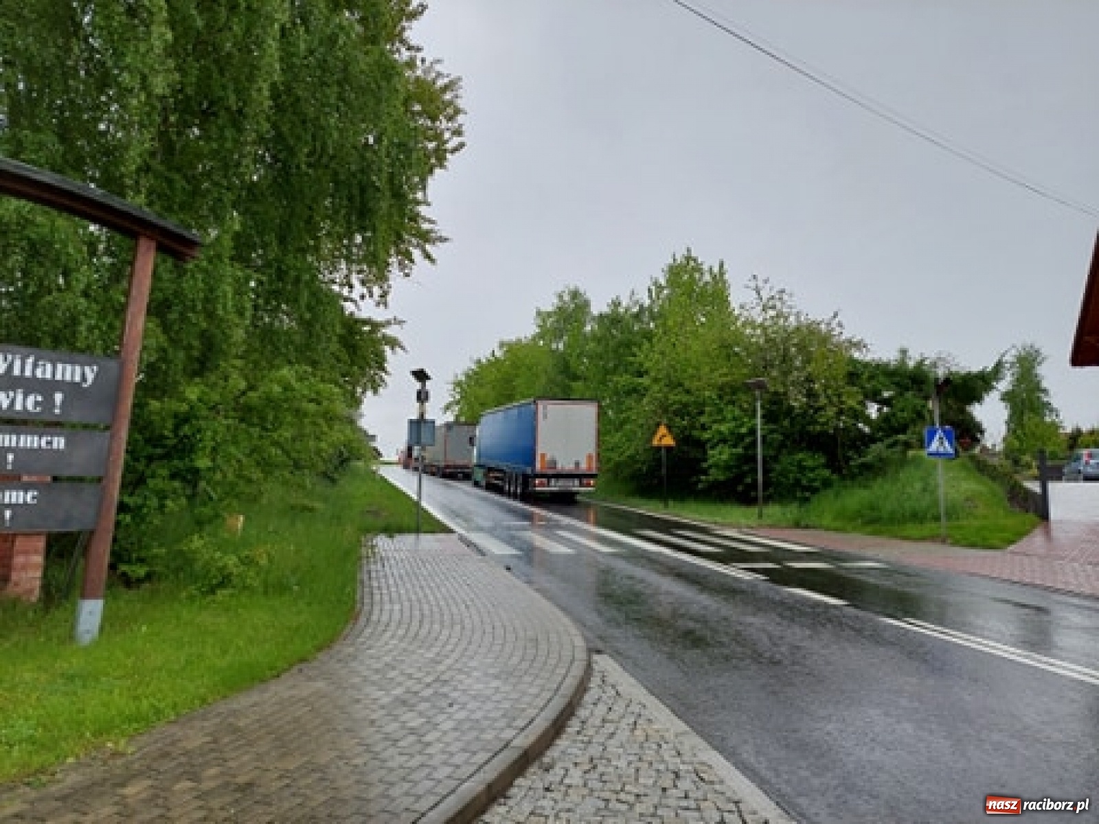 Zdjęcie w galerii na portalu naszraciborz.pl: Zderzenie dwóch busów i osobówki w Tworkowie wiadomości z regionu